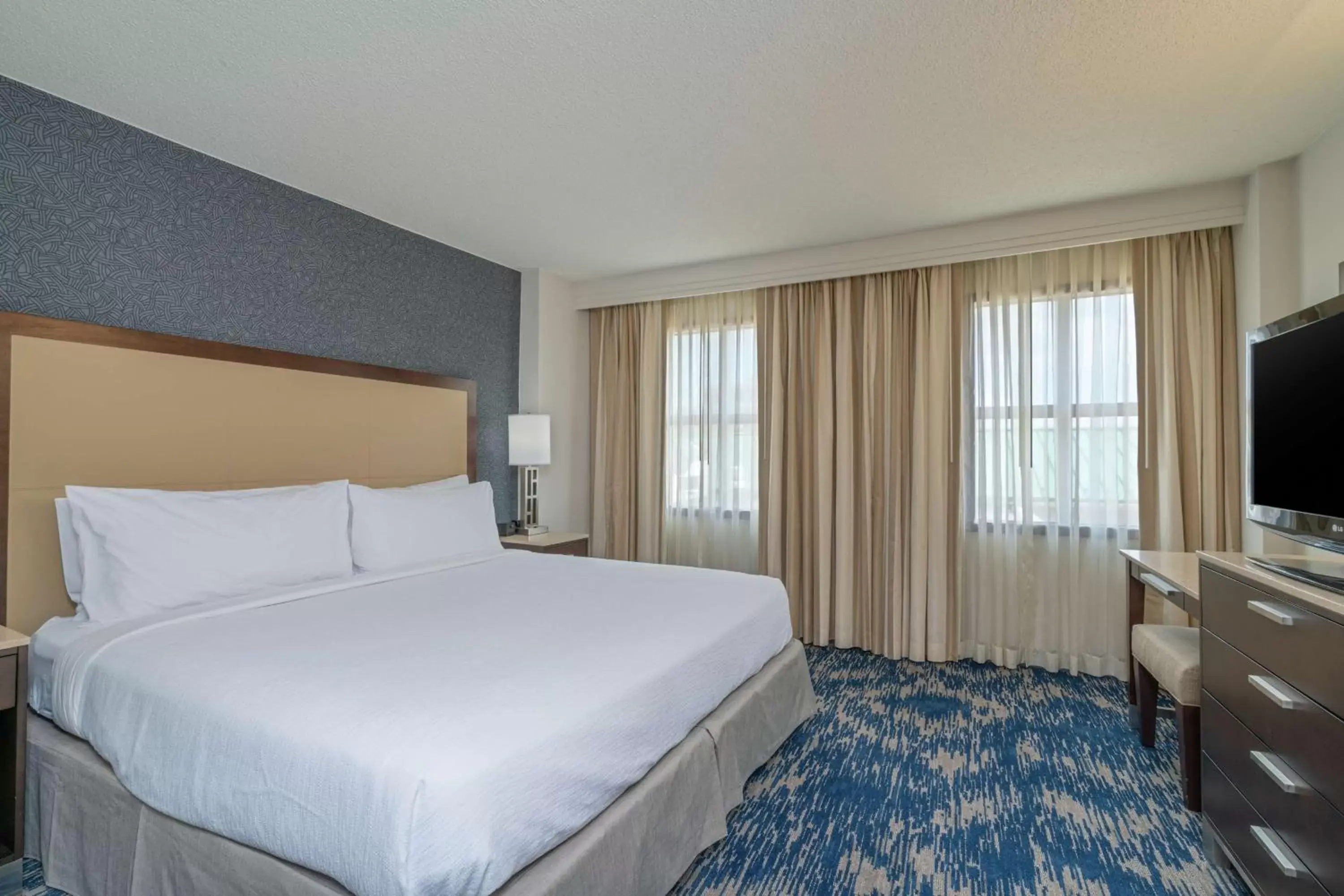 Bedroom, Bed in Embassy Suites by Hilton Alexandria Old Town