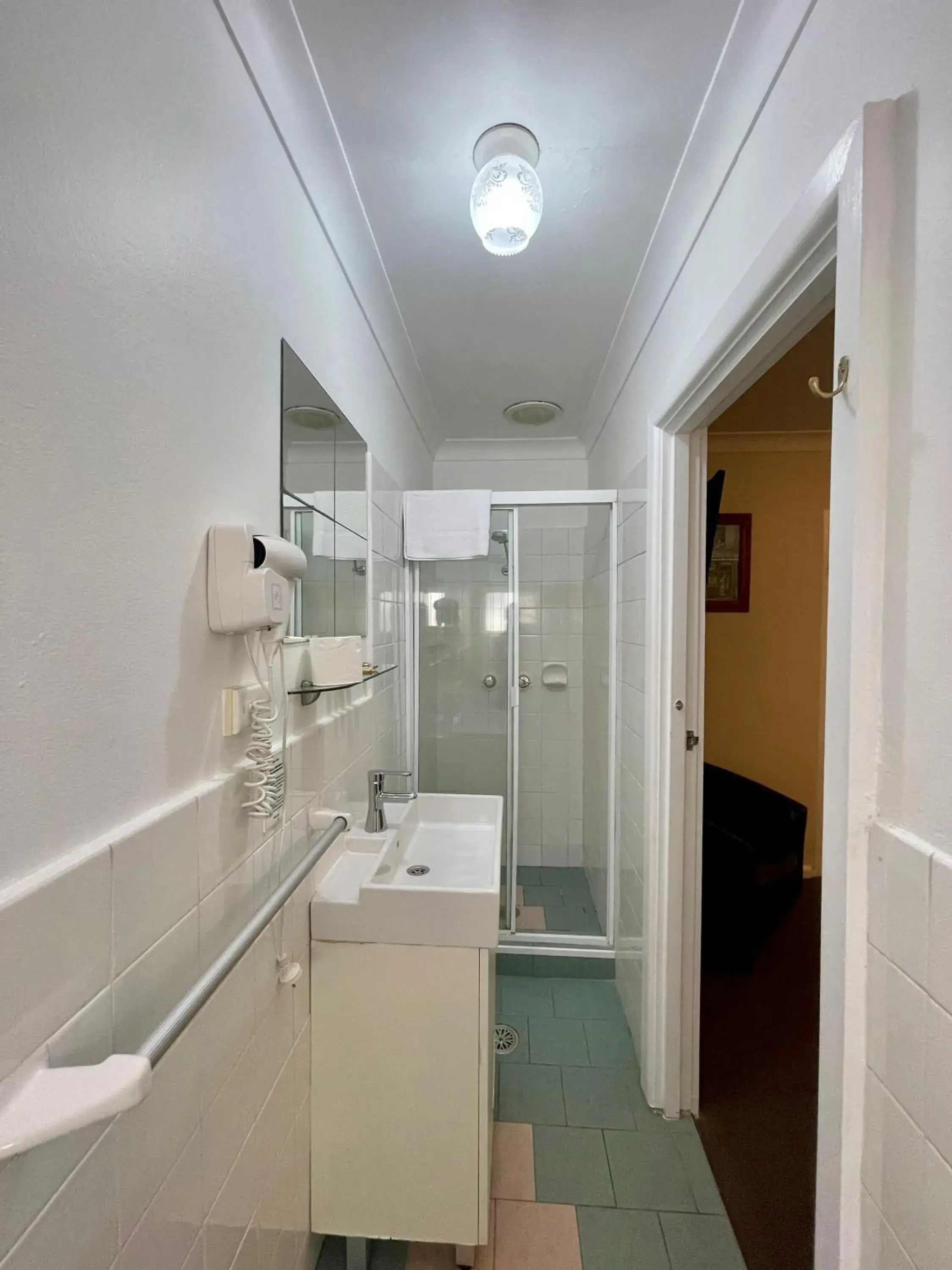 Shower, Kitchen/Kitchenette in The North Shore Hotel