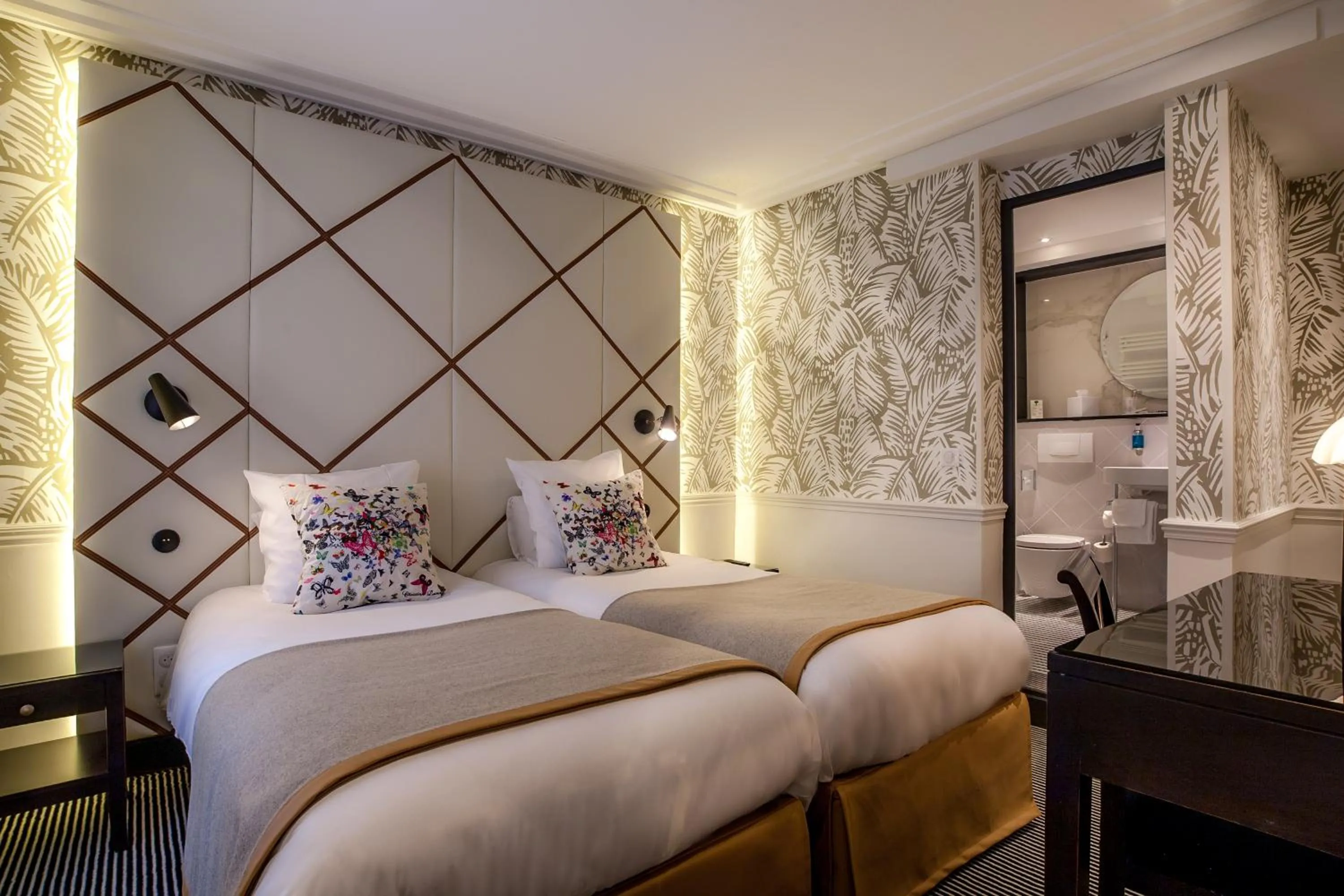 Bed in Hôtel Jardin Le Bréa