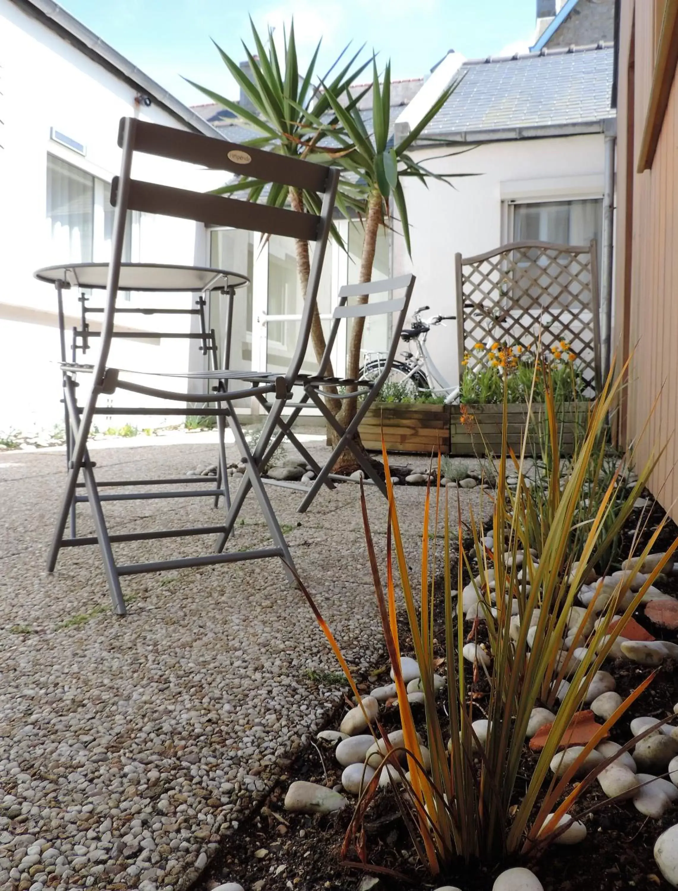 Patio in Hôtel Aux Tamaris - Vue Mer