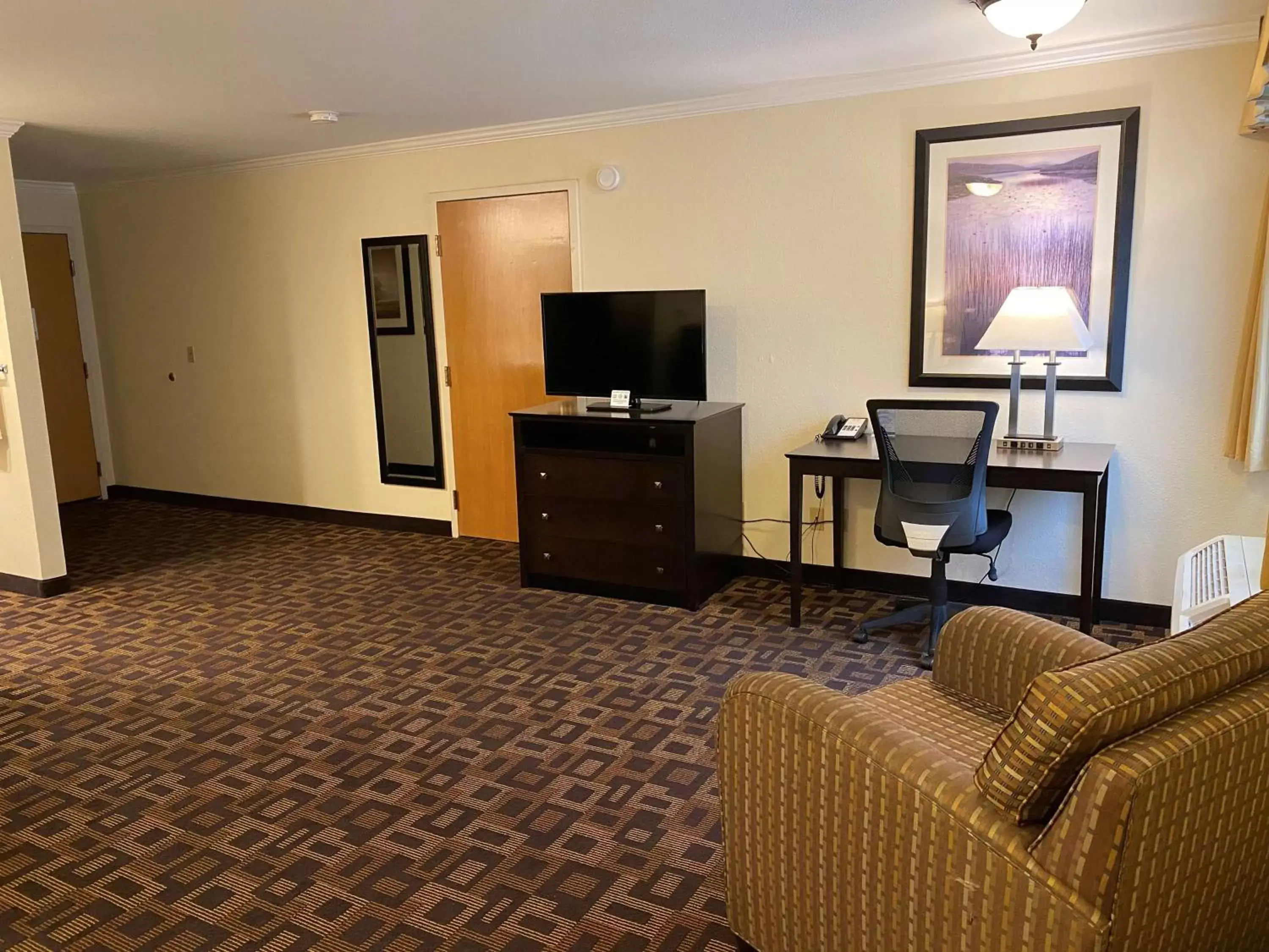 Photo of the whole room, TV/Entertainment Center in Best Western PLUS Inn of Hayward
