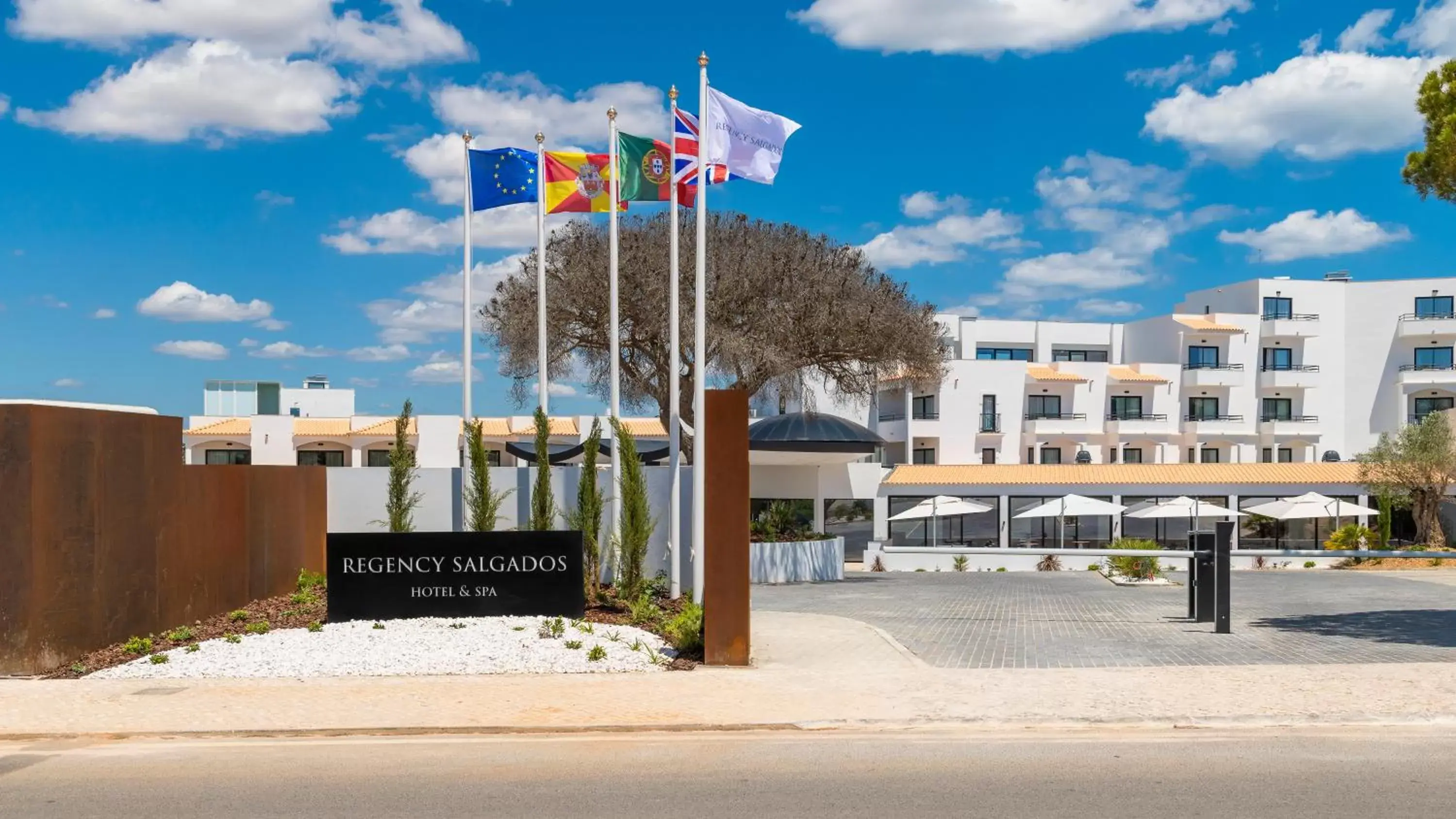 Facade/entrance in Regency Salgados Hotel & Spa