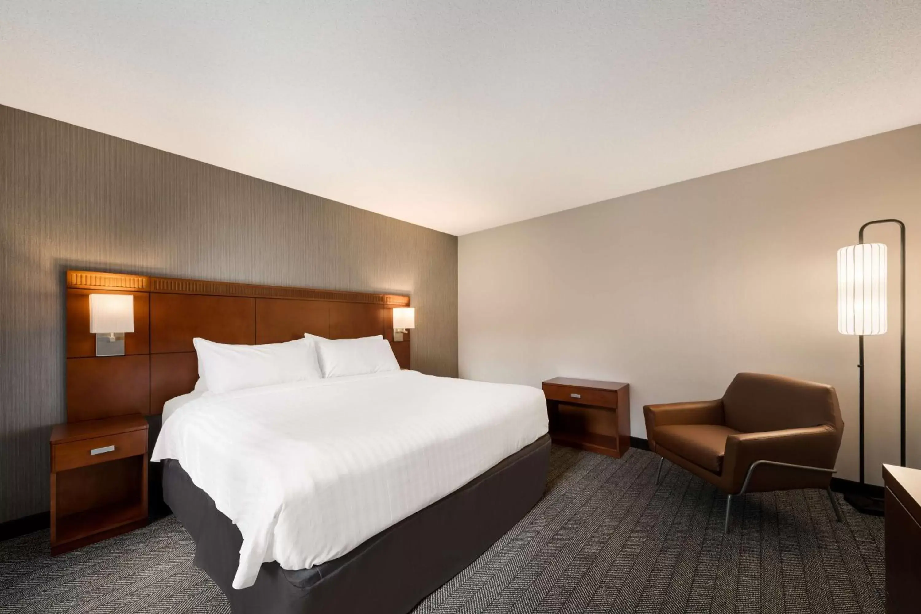 Photo of the whole room, Bed in Sonesta Select San Jose Airport