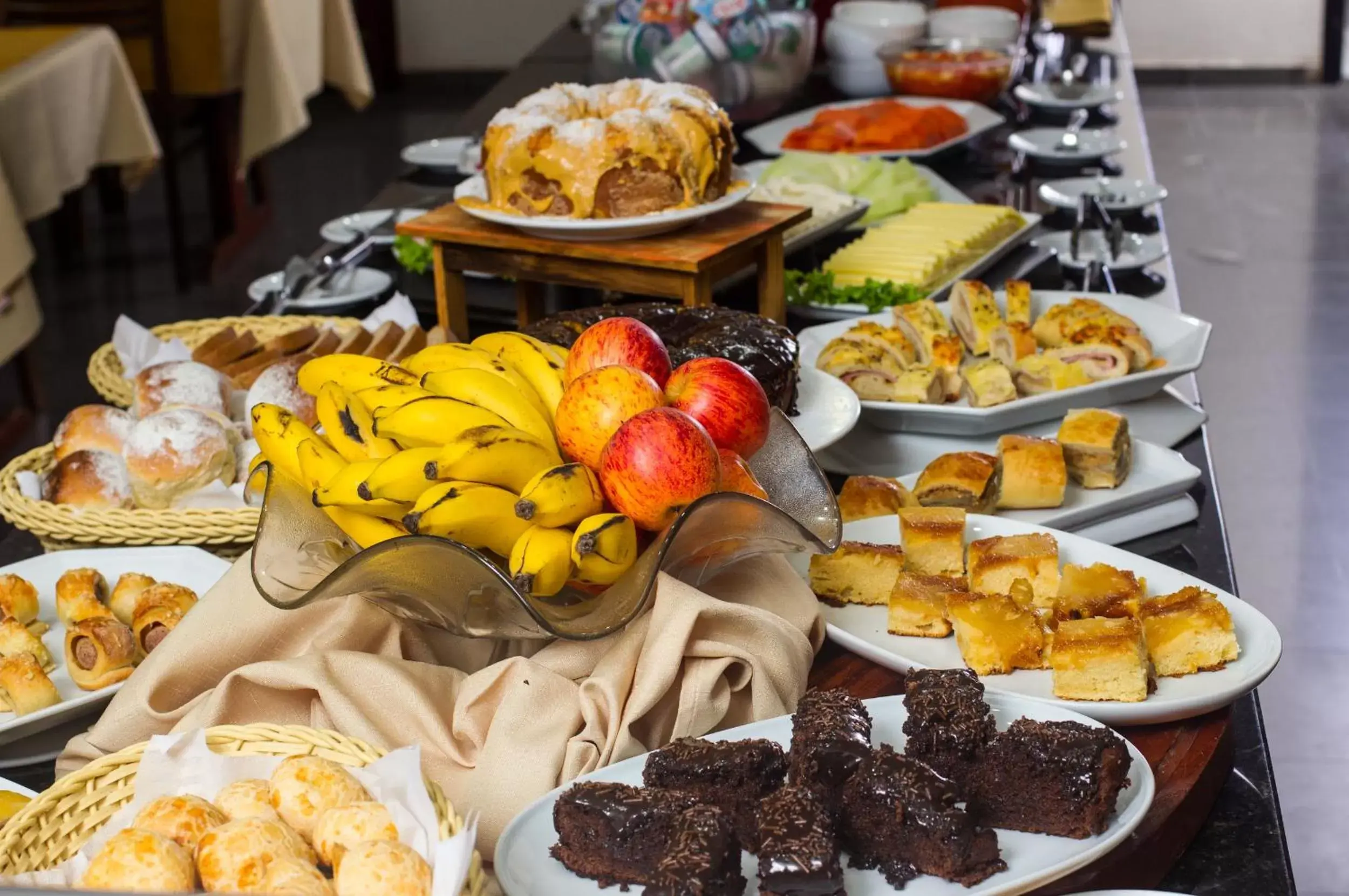 Buffet breakfast, Food in LEON PARK HOTEL e CONVENÇÕES - Melhor Custo Benefício