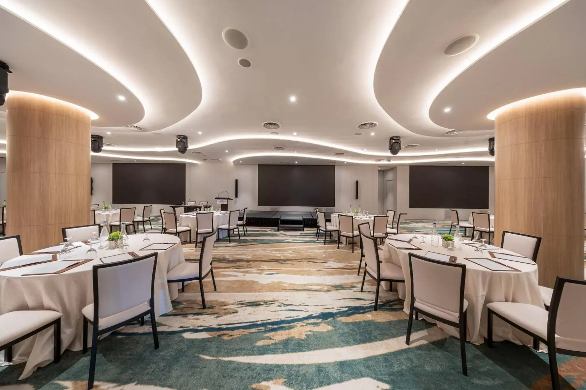 Meeting/conference room, Restaurant/Places to Eat in Crowne Plaza Changi Airport, an IHG Hotel