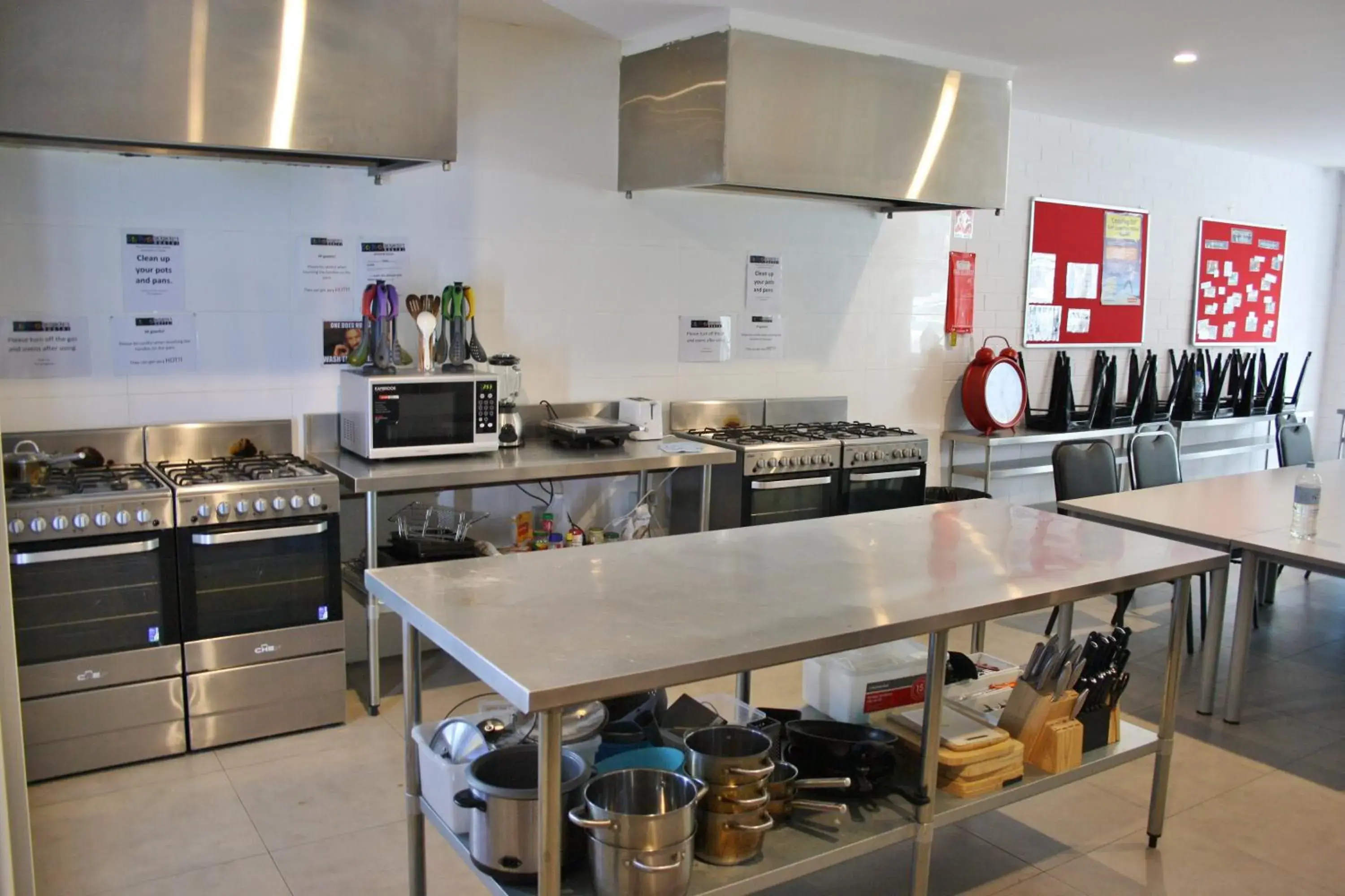 Kitchen or kitchenette, Kitchen/Kitchenette in Perth 5 Backpacker Hostel
