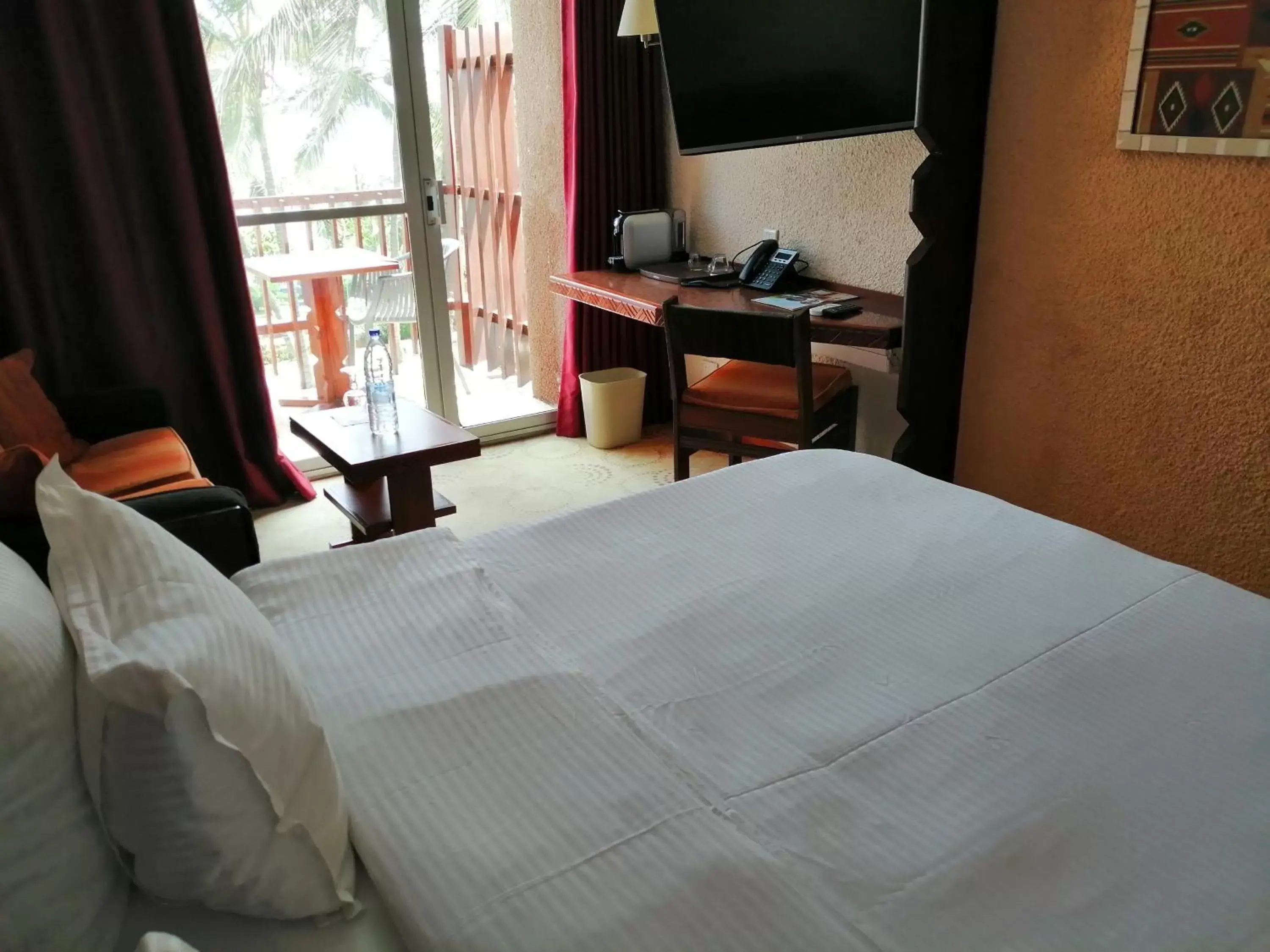 Communal lounge/ TV room, Bed in Hotel Jardin Savana Dakar