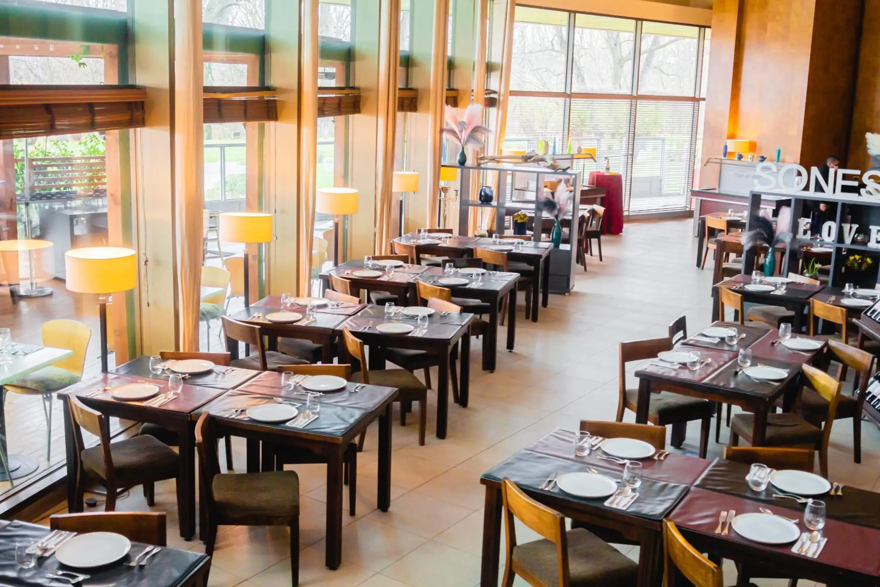 Restaurant/Places to Eat in Sonesta Hotel Osorno