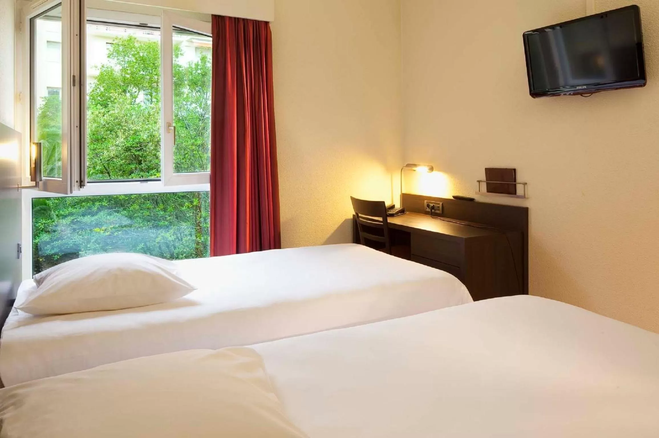 Twin Room in Escale Oceania Biarritz