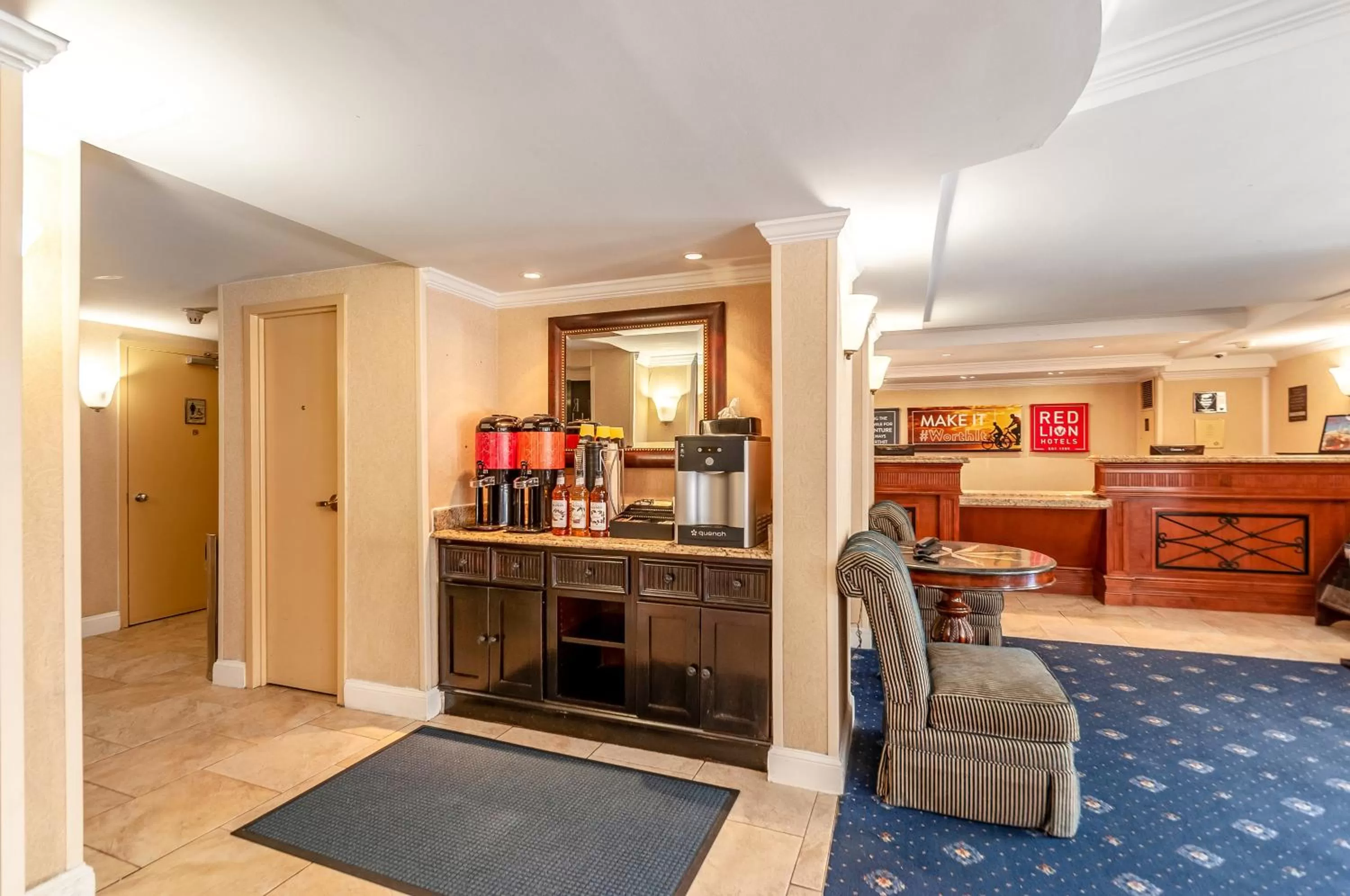 Lobby or reception, Kitchen/Kitchenette in Red Lion Hotel Rosslyn Iwo Jima