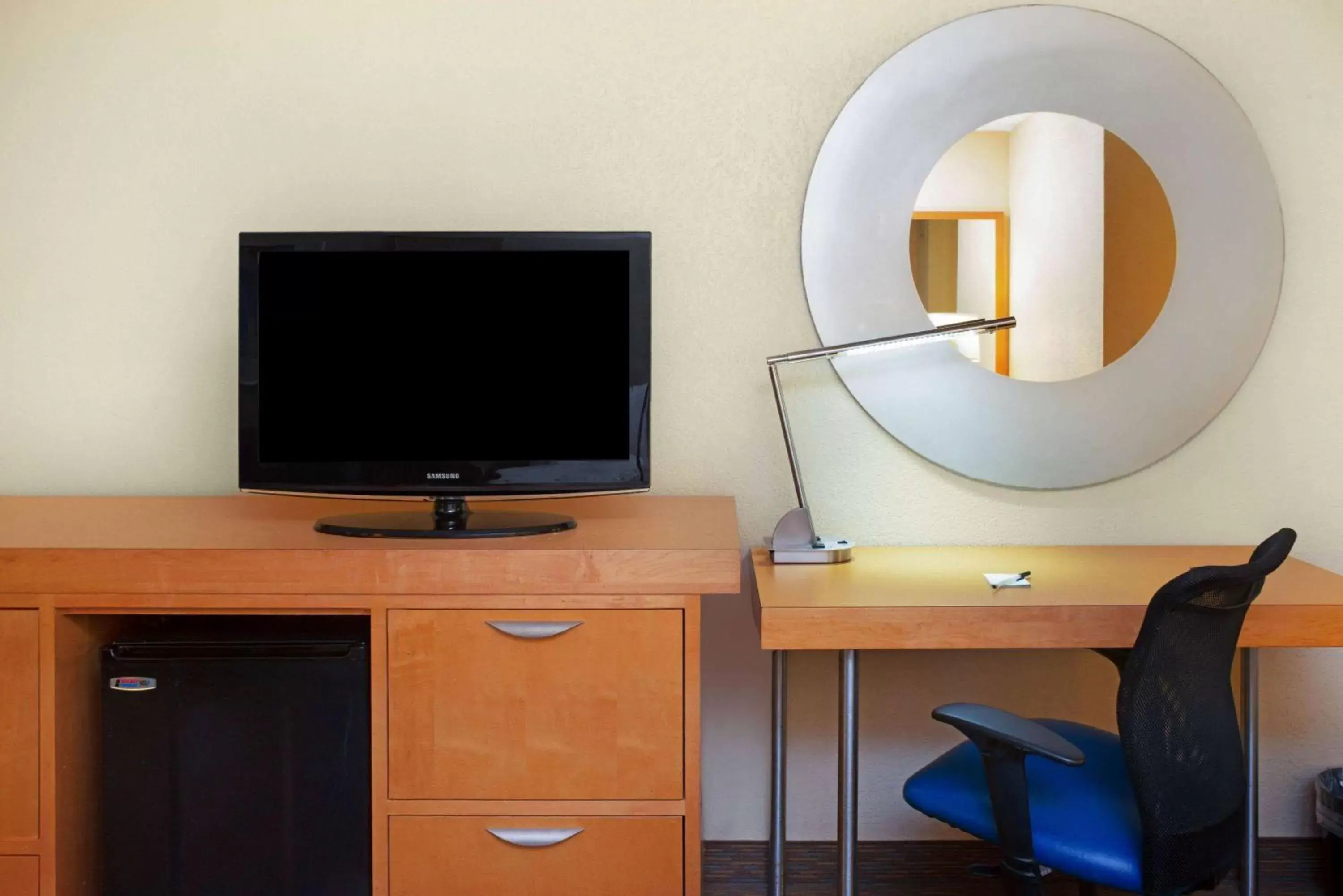 Photo of the whole room, TV/Entertainment Center in La Quinta by Wyndham Fort Lauderdale Pompano Beach