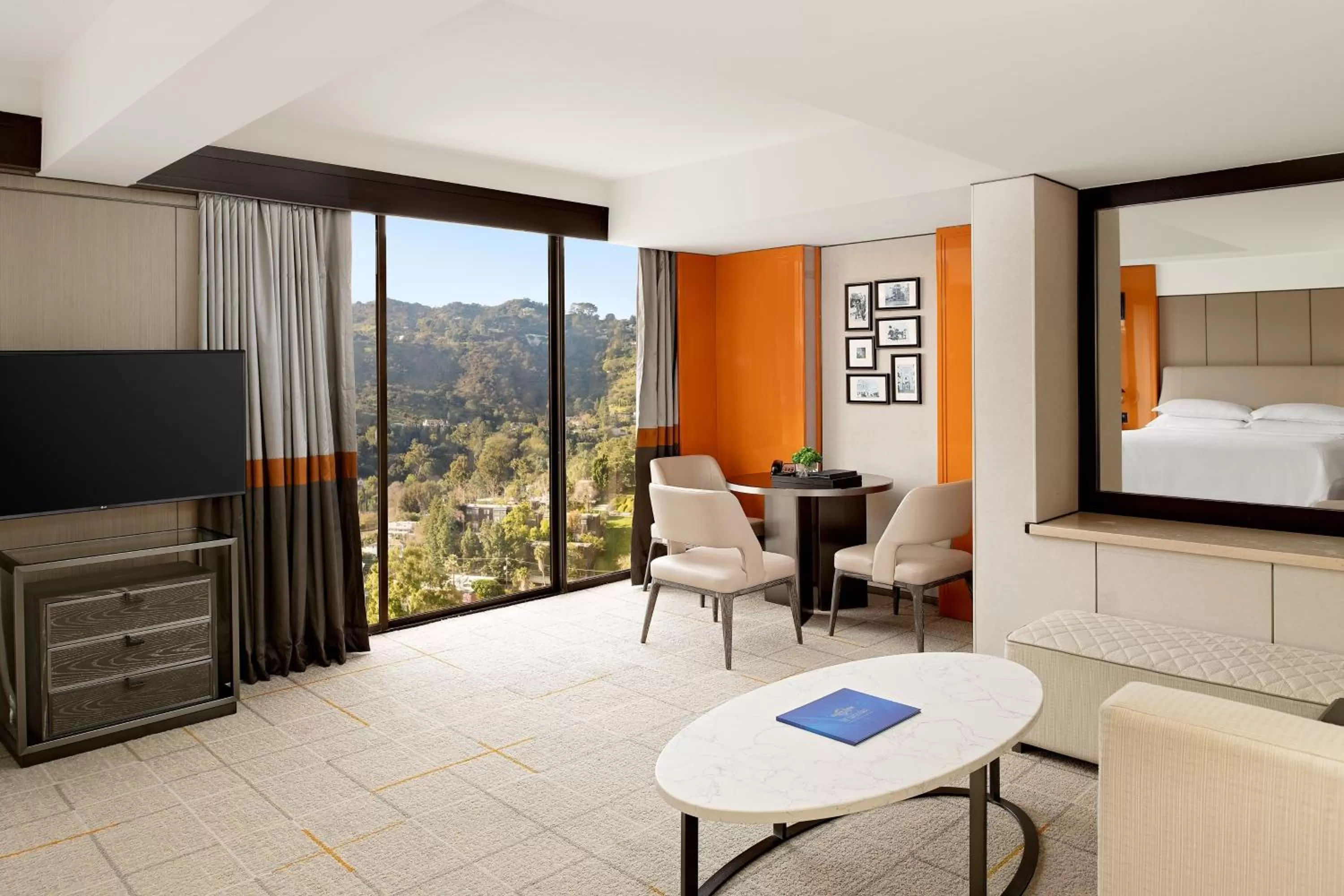 Photo of the whole room, Bed in Sheraton Universal