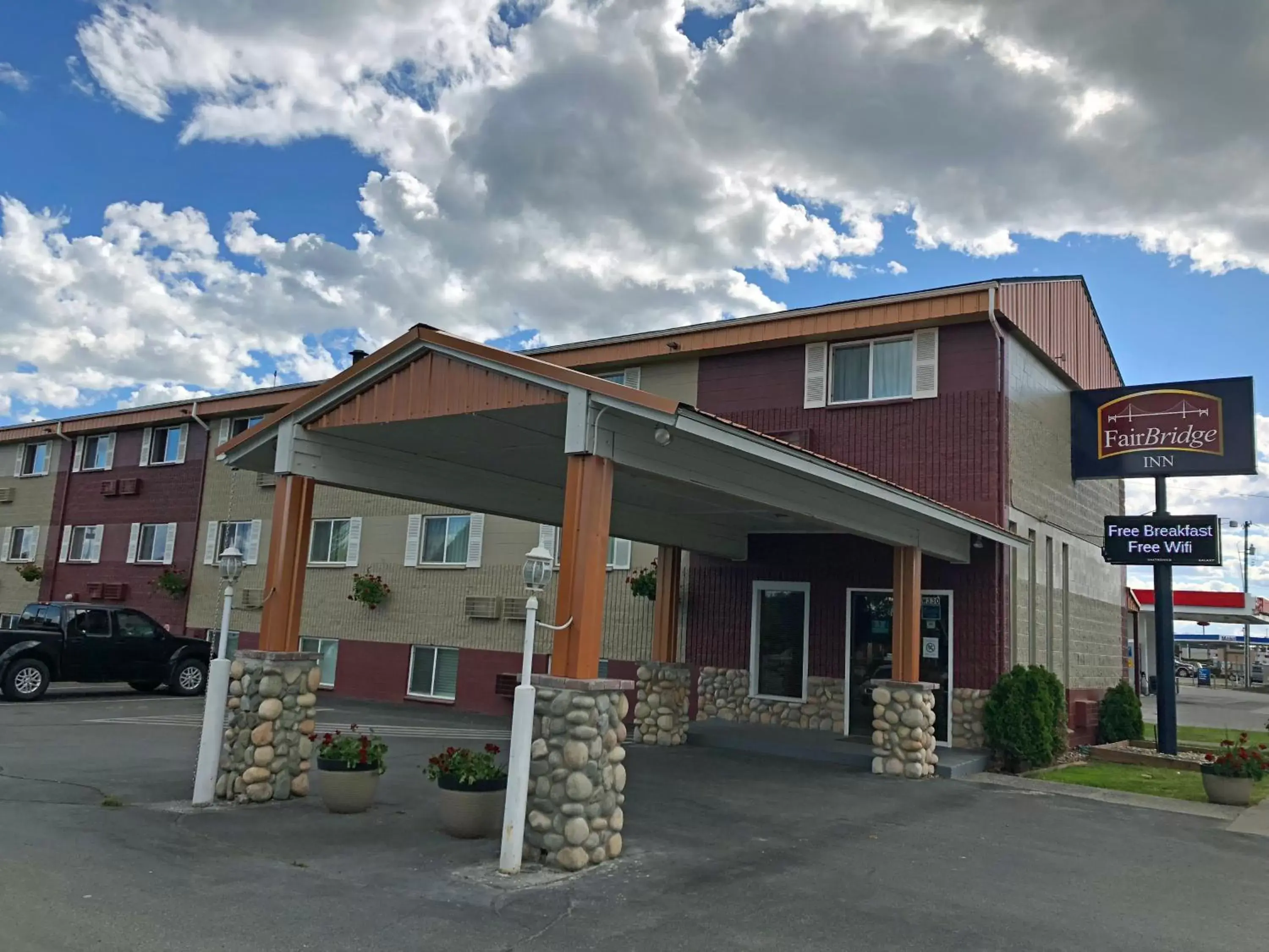 Facade/entrance in FairBridge Inn - Coeur d'Alene