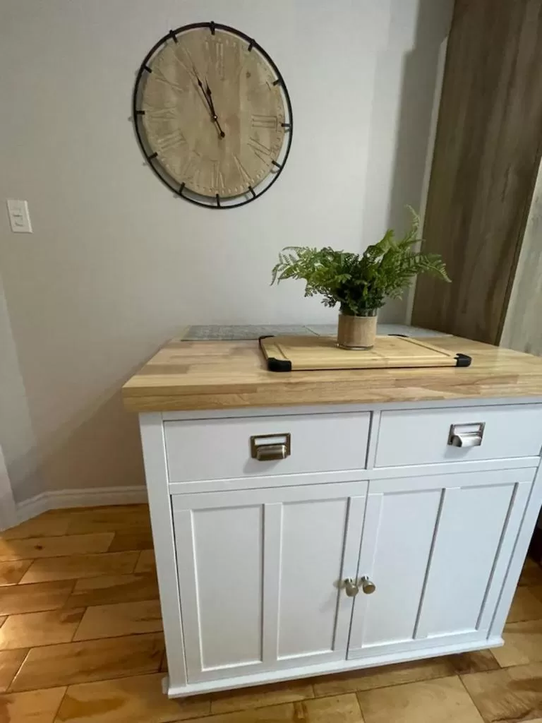 Kitchen/Kitchenette in Hôtel les quatre bonheurs