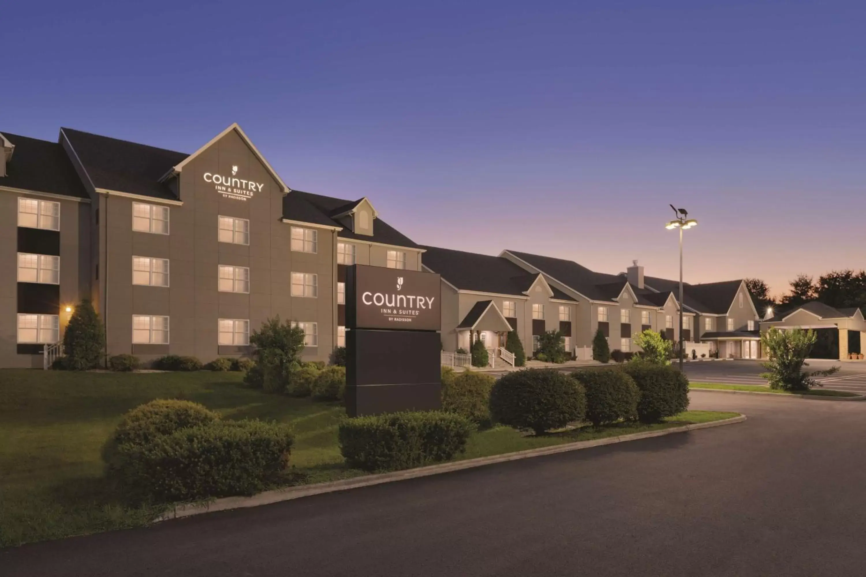 Property building in Country Inn & Suites by Radisson, Roanoke, VA