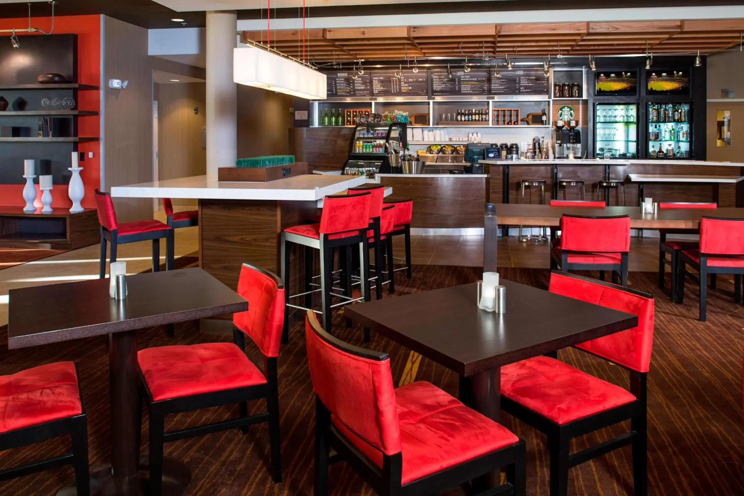 Breakfast, Lounge/Bar in Courtyard by Marriott Dallas Midlothian at Midlothian Conference Center