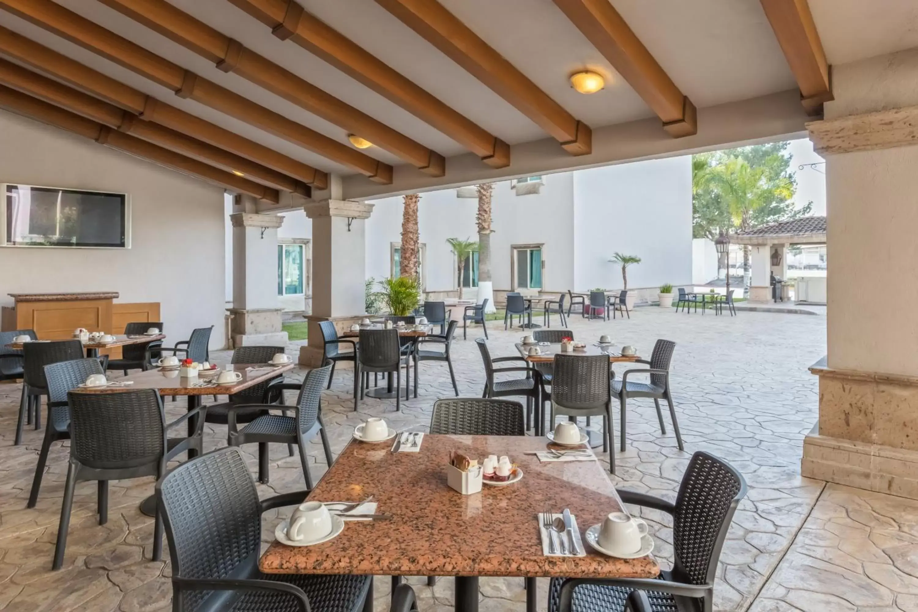Restaurant/Places to Eat in CoSuites Saltillo Hotel