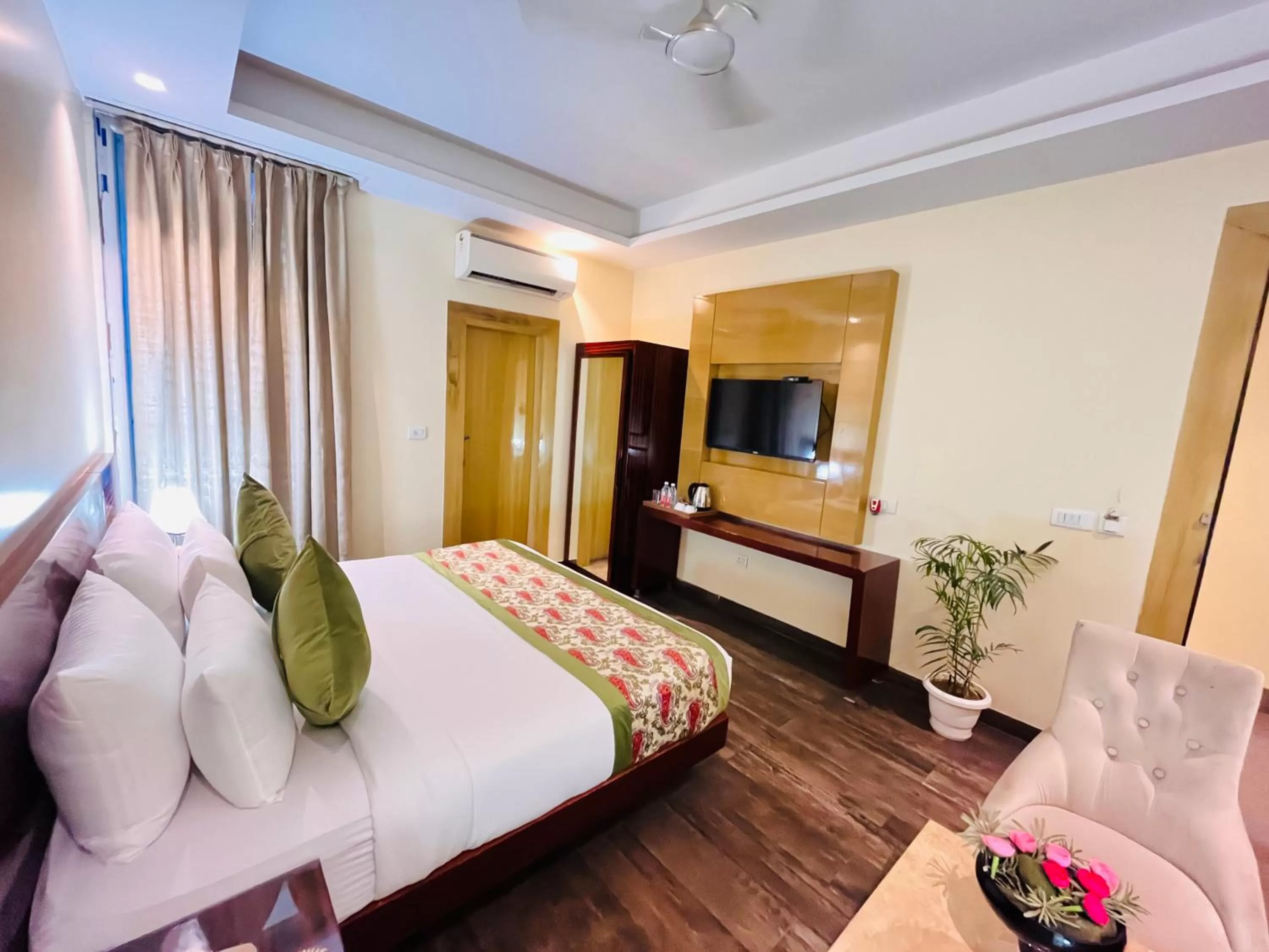 Photo of the whole room, Bed in Hotel Banz near Delhi Airport