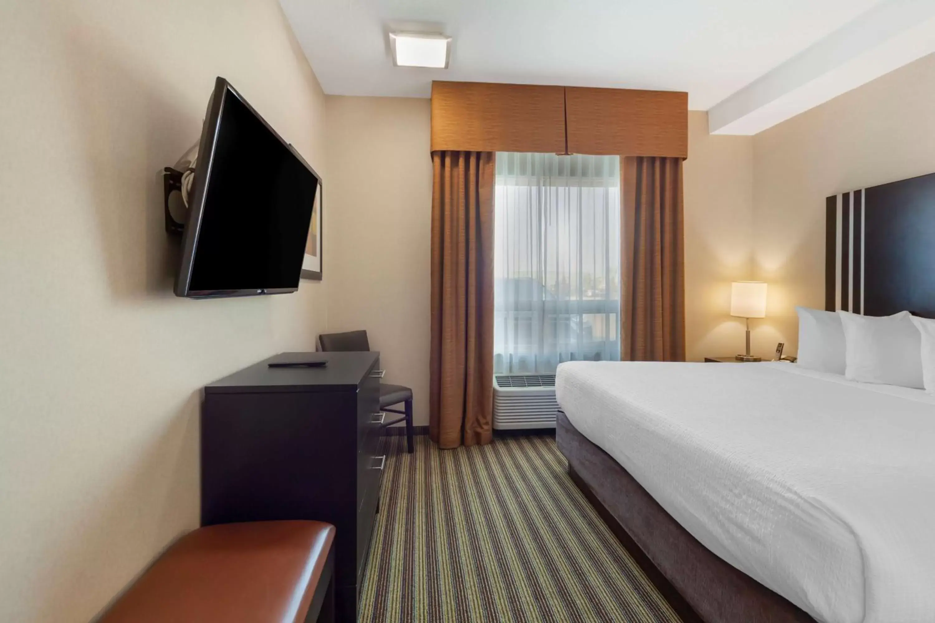 Bedroom, TV/Entertainment Center in Best Western Plus Sherwood Park Inn & Suites