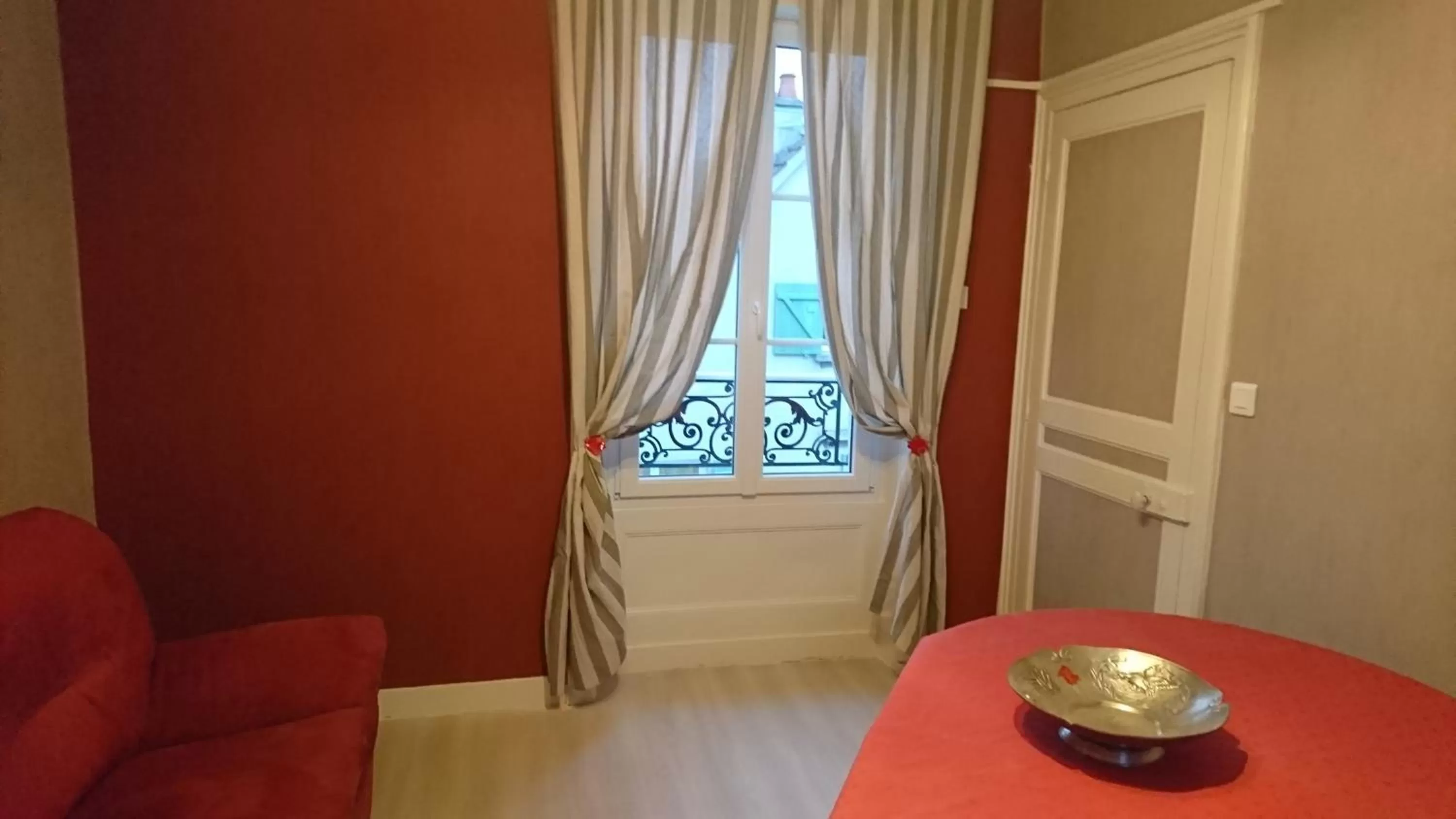 Family Room with Shower in JOYEUX REVEIL