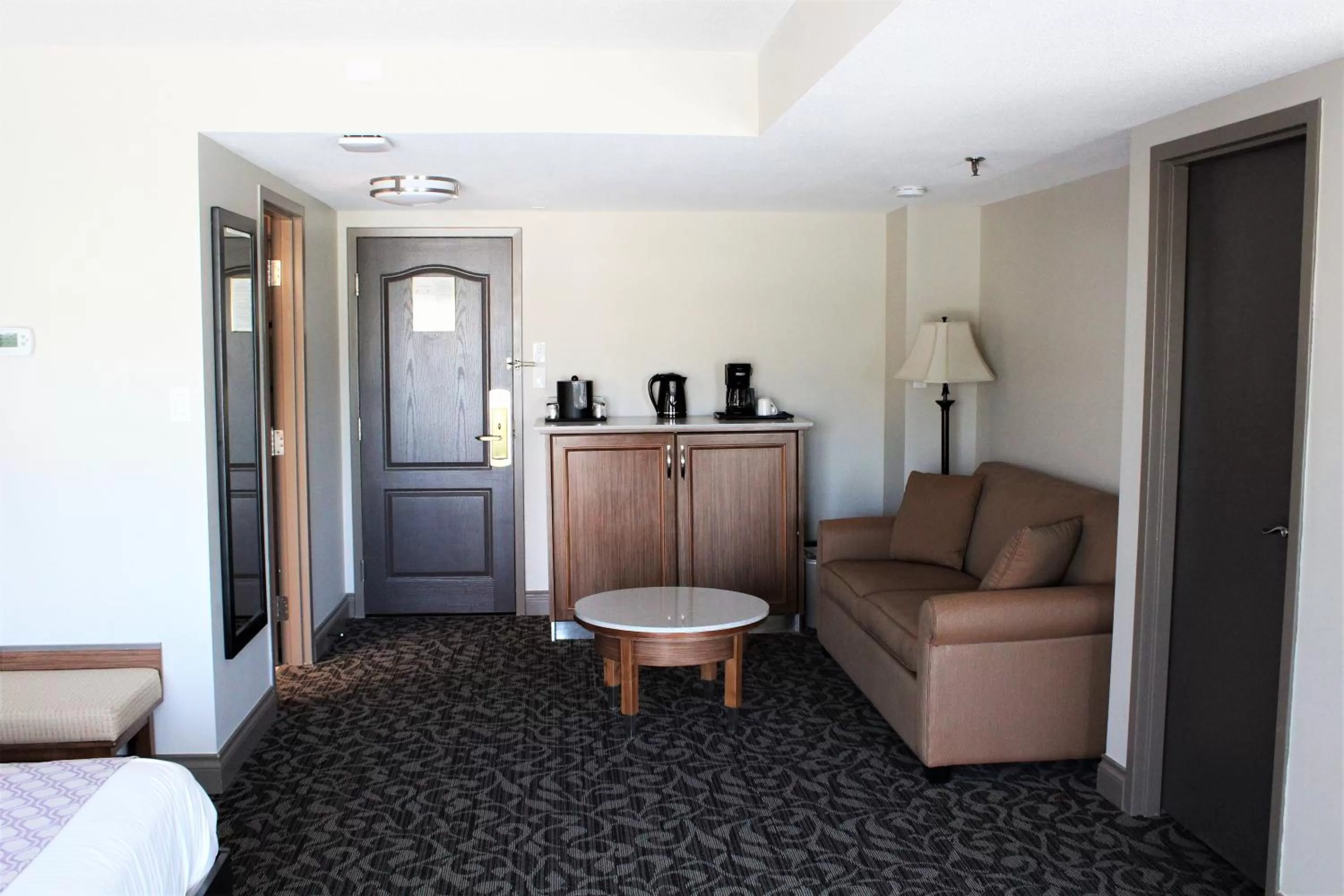 Seating area, Bed in The Royal Anne Hotel