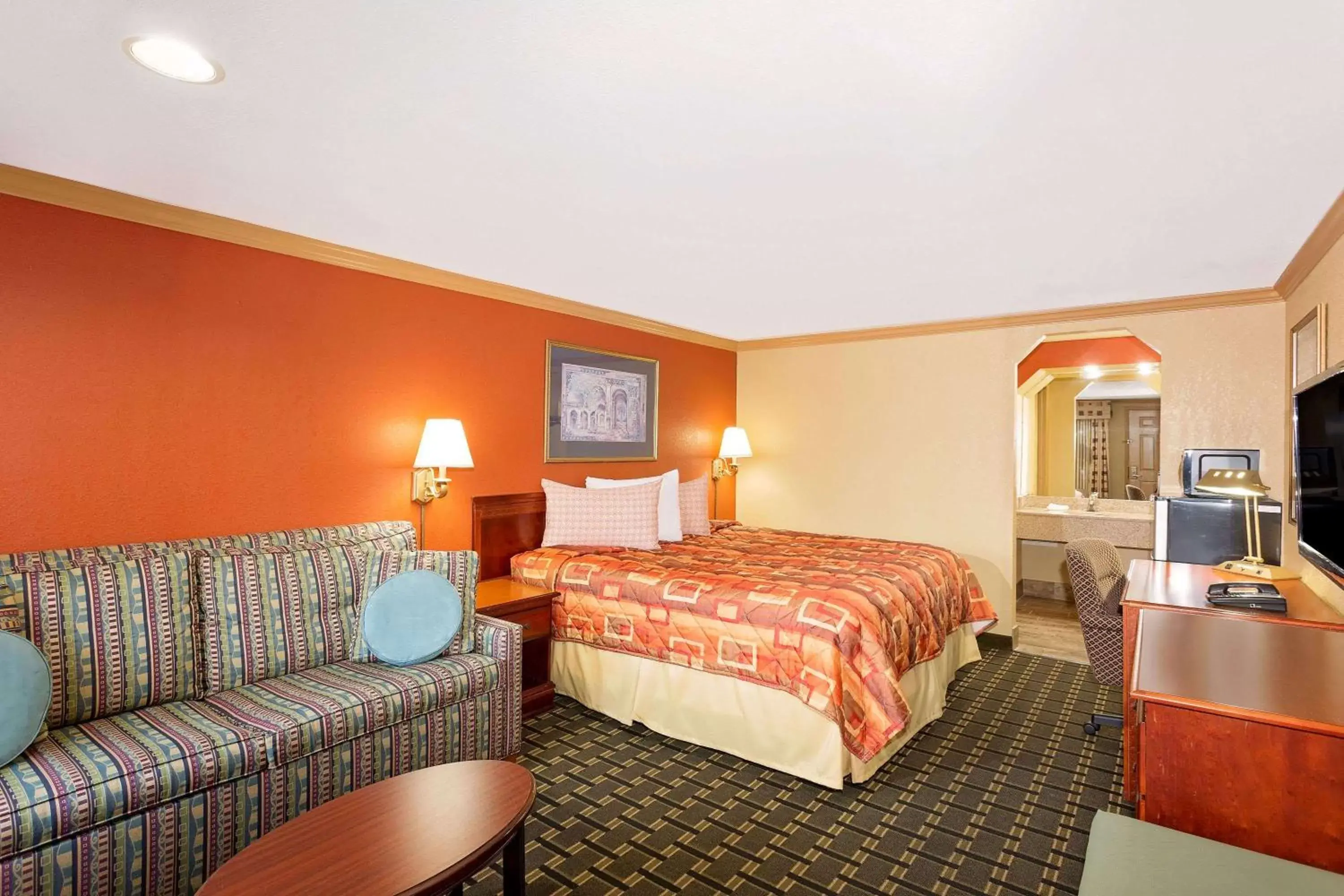 Photo of the whole room, Bed in Knights Inn Port Charlotte