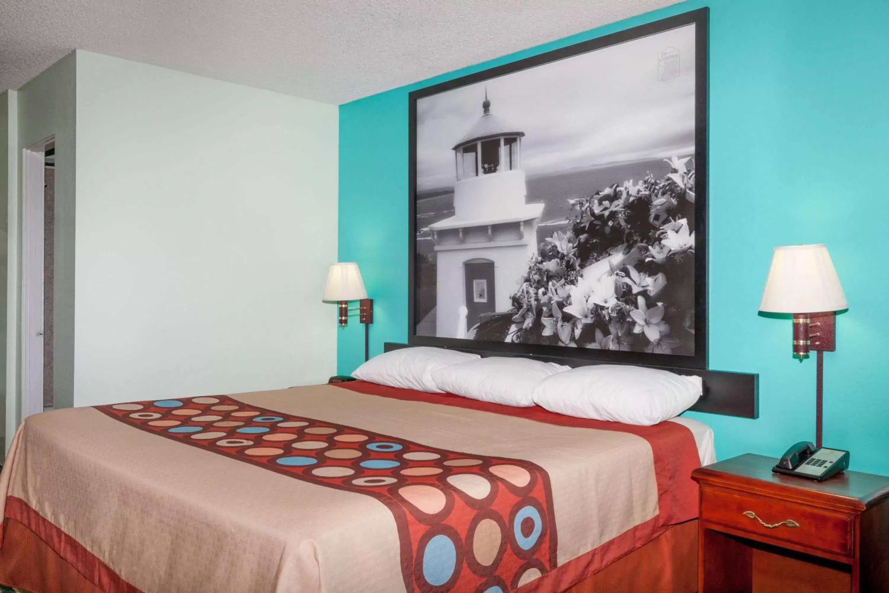 Photo of the whole room, Bed in Super 8 by Wyndham Yreka