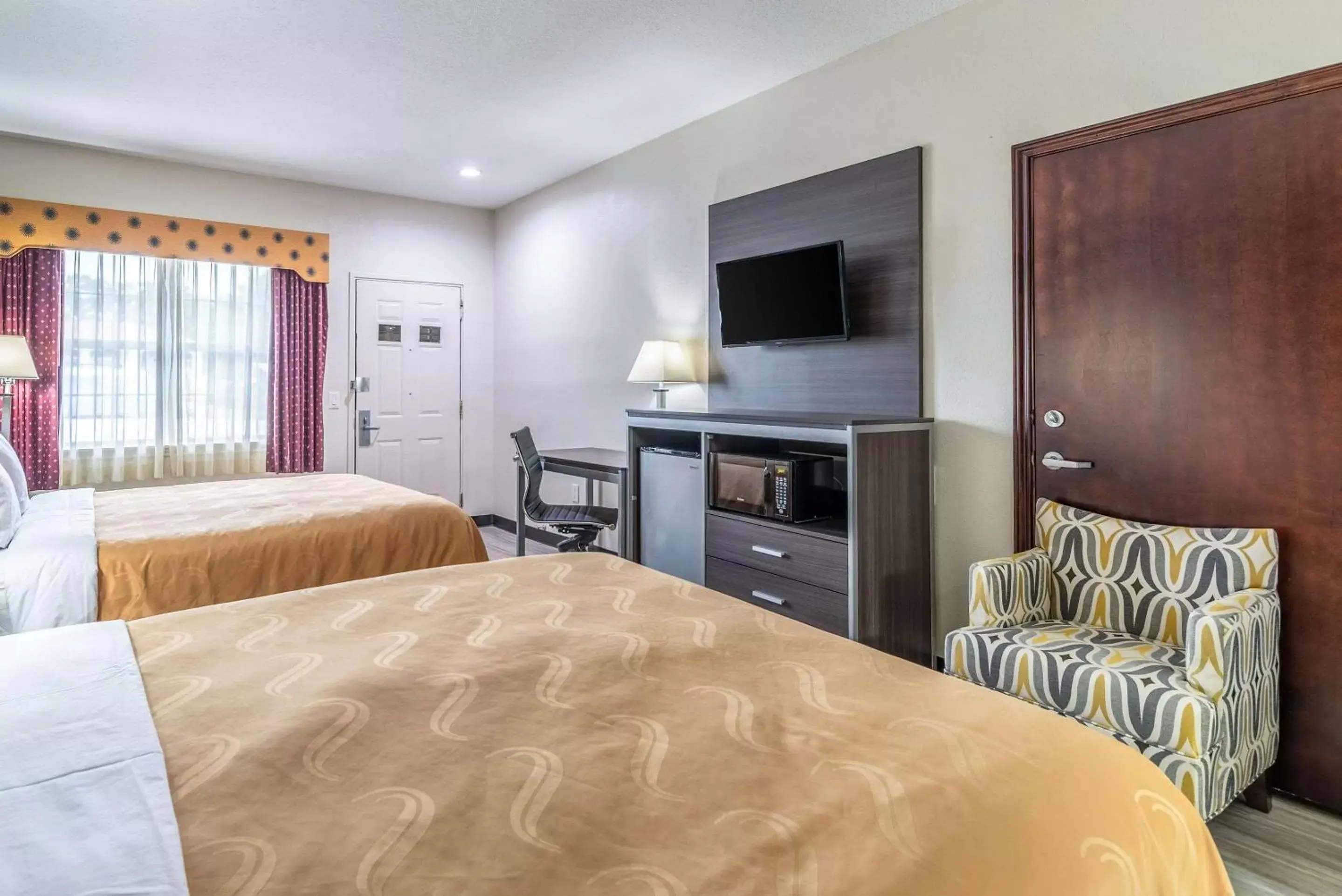 Photo of the whole room, Bed in Quality Inn & Suites Canton