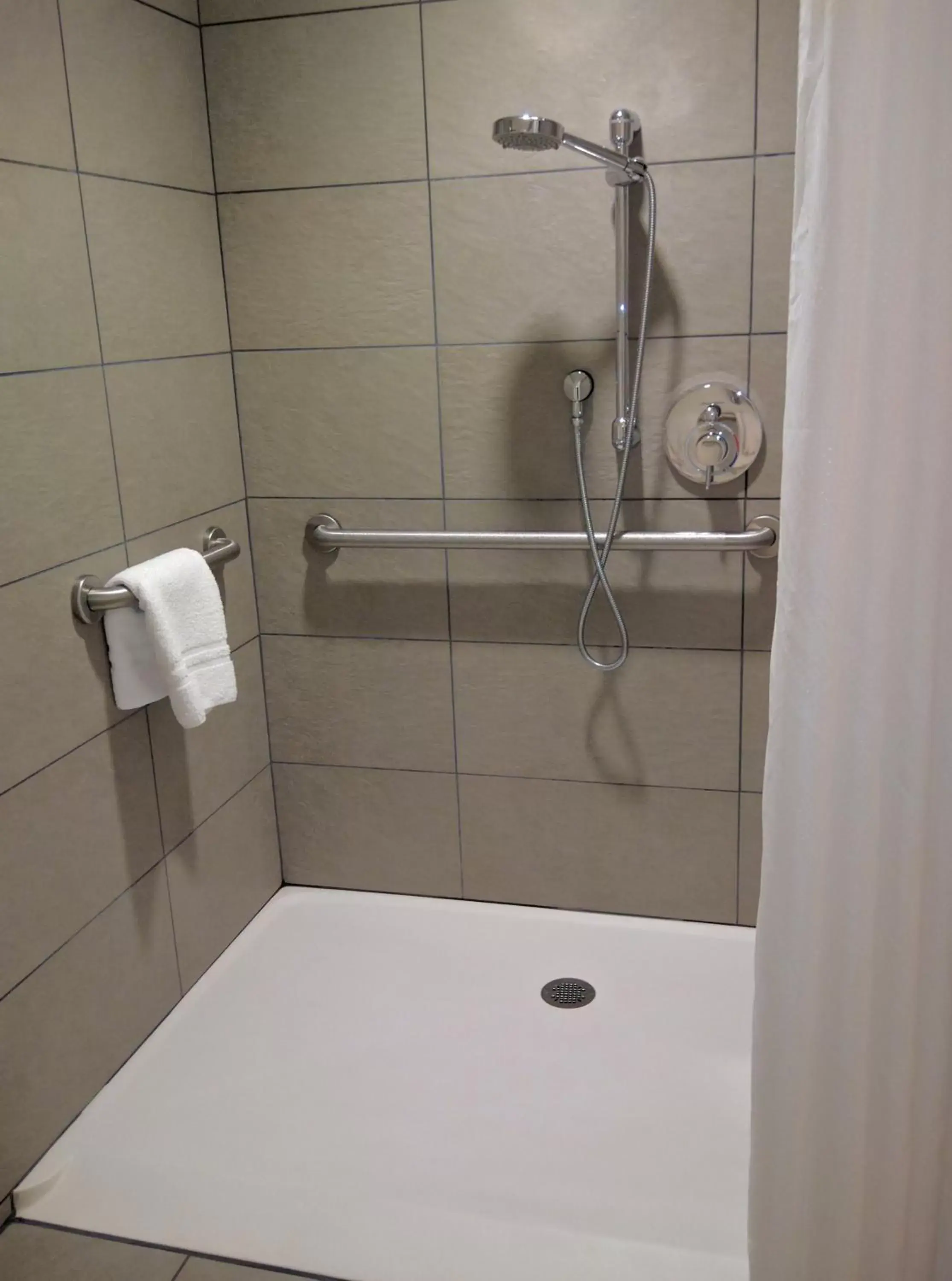 Shower, Bathroom in Country Inn & Suites by Radisson, Seattle-Tacoma International Airport, WA