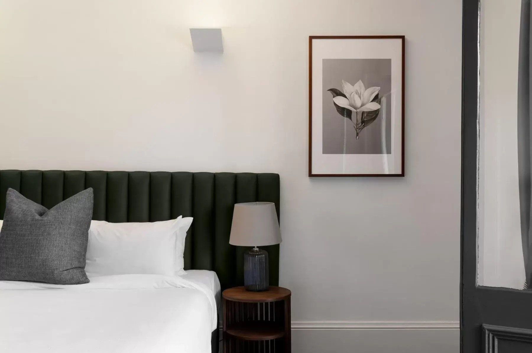 Bed, Seating Area in Hotel Challis Potts Point