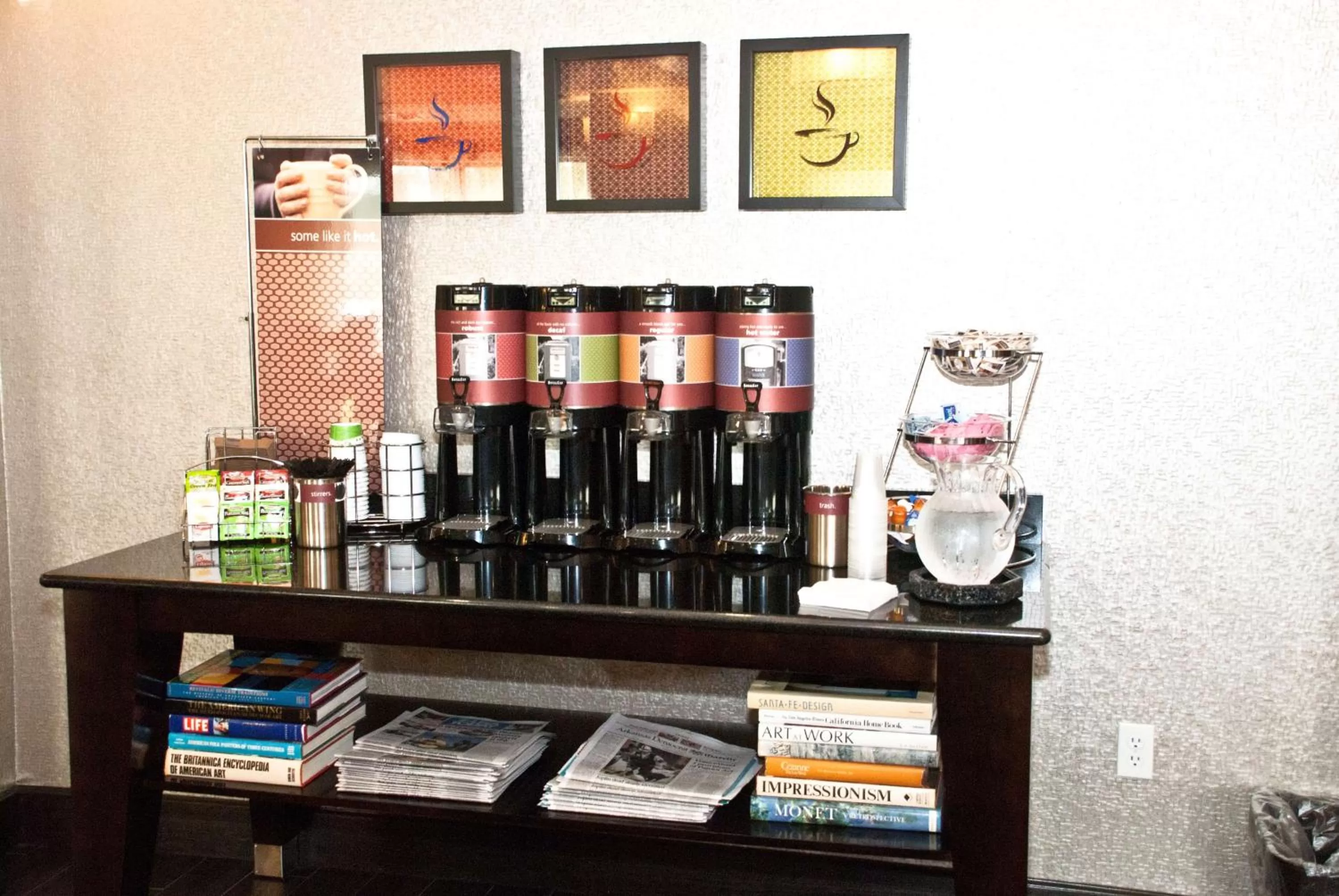 Dining area in Hampton Inn Maumelle