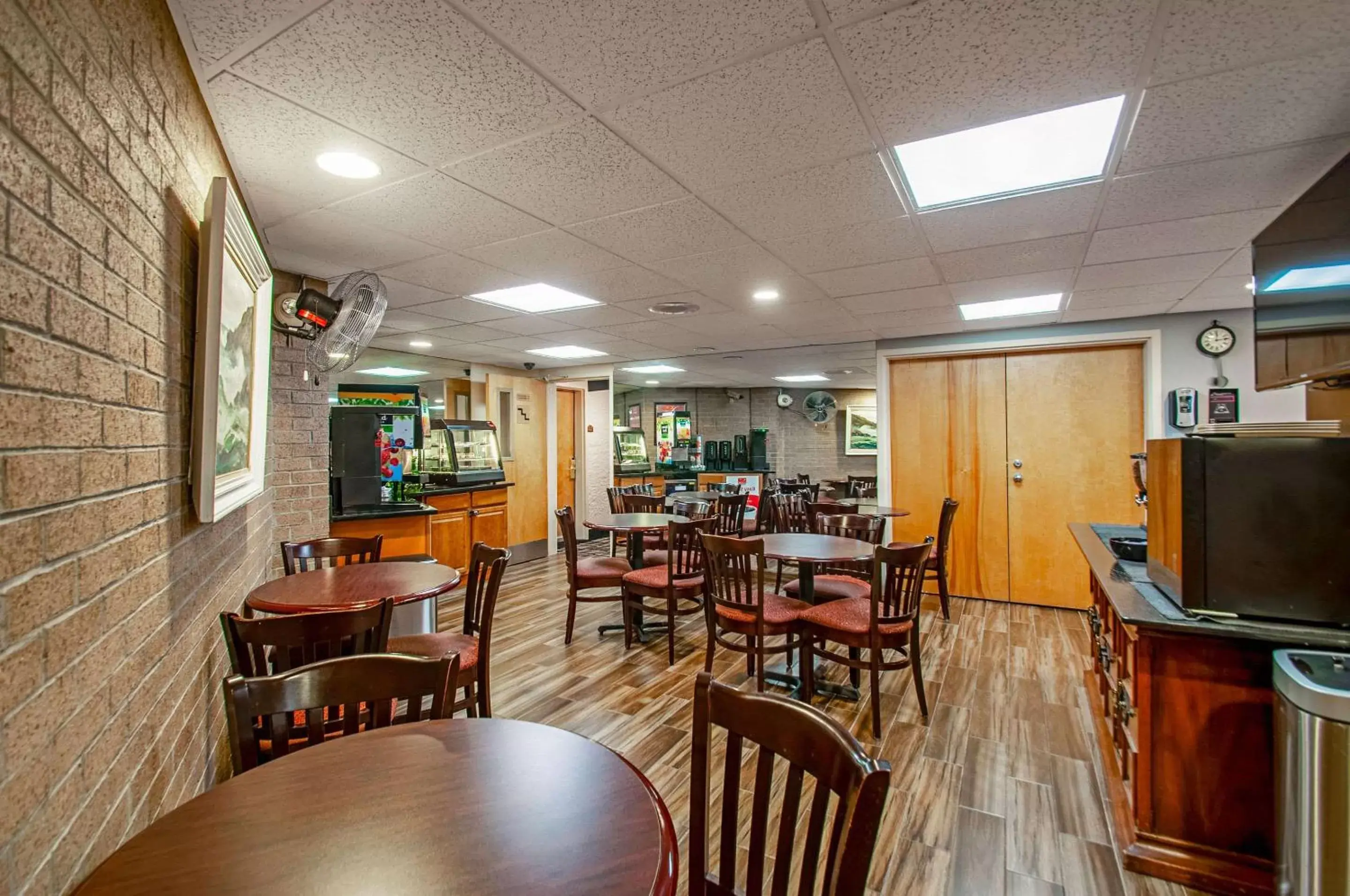 Restaurant/Places to Eat in Econo Lodge Metro