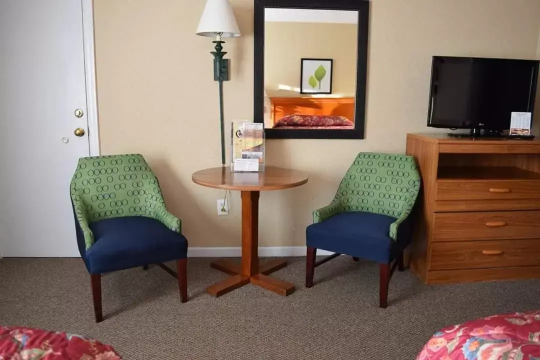 Seating area, TV/Entertainment Center in Mountain Aire Inn Sevierville - Pigeon Forge