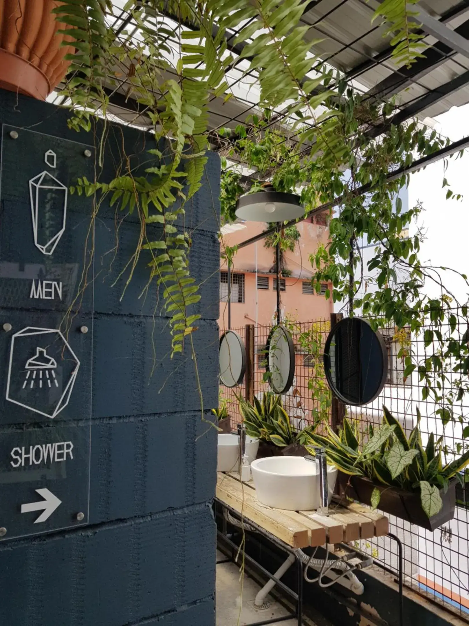 Open Air Bath in The Brownstone Hostel & Space