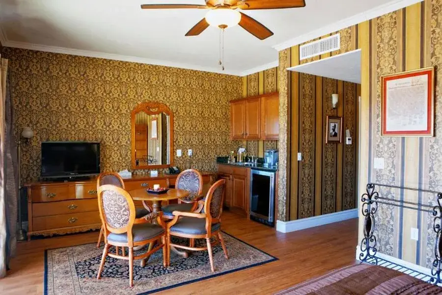 Bedroom, Dining Area in Tombstone Monument Guest Ranch