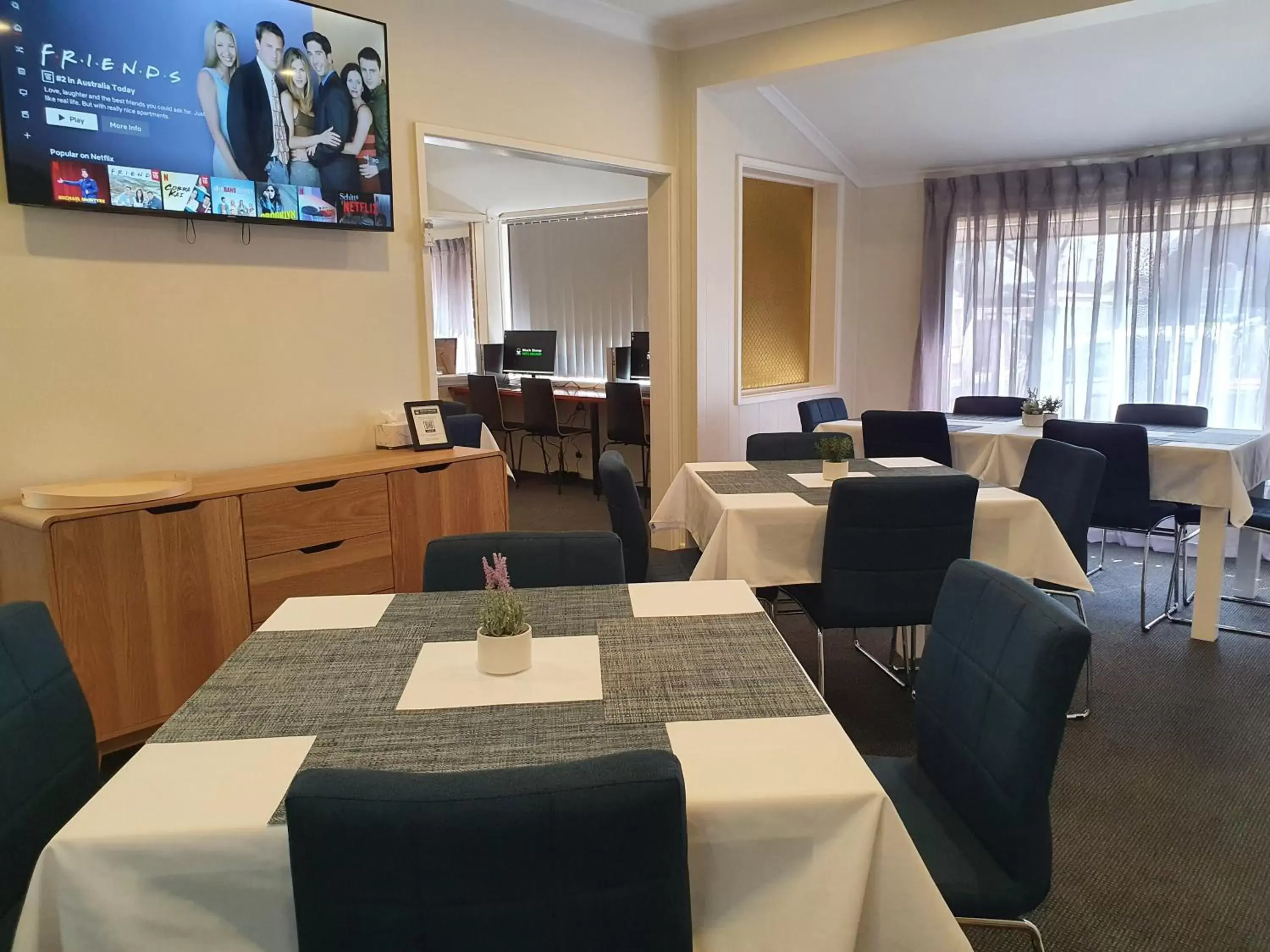 Communal lounge/ TV room, Restaurant/Places to Eat in Black Sheep Motel Goulburn