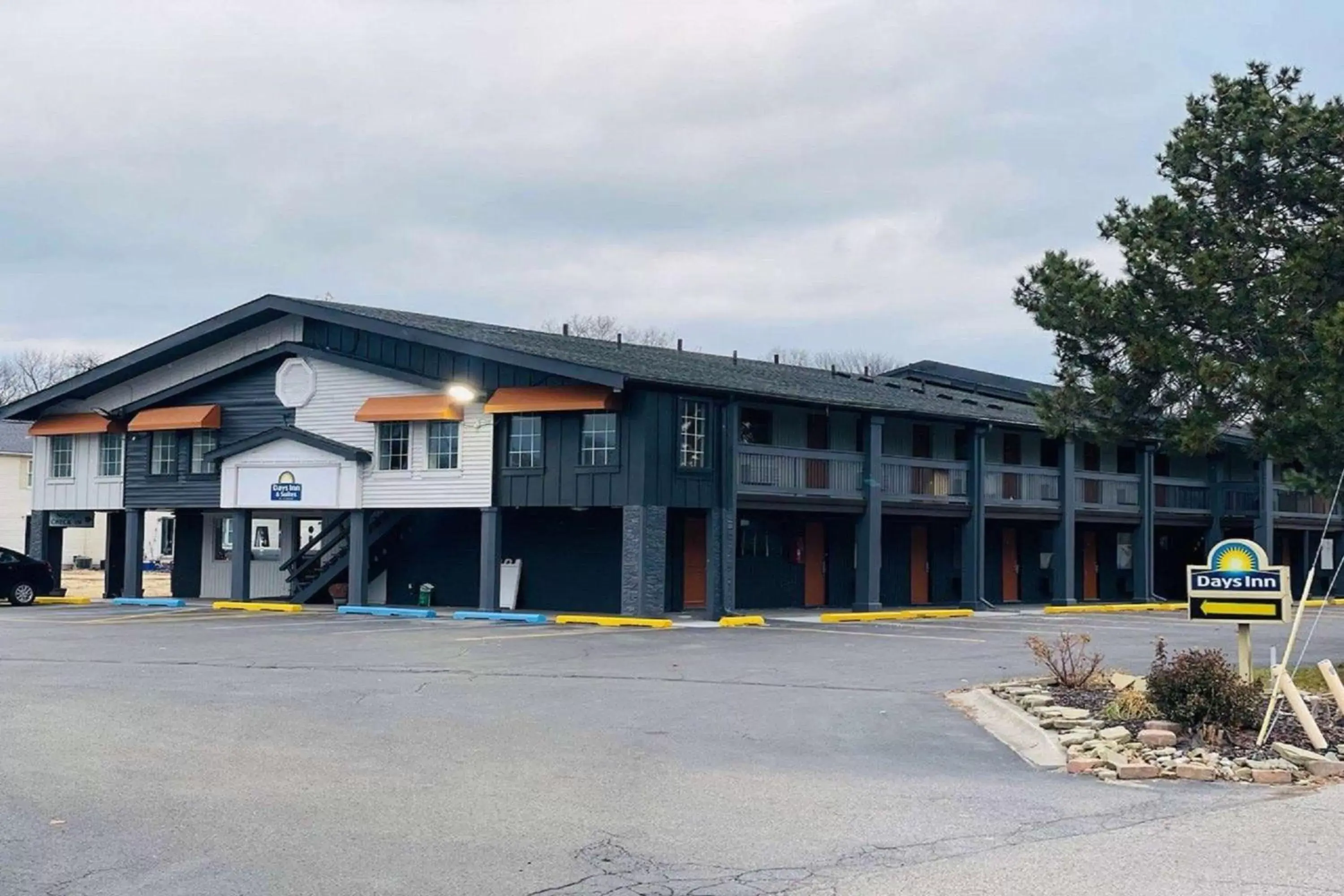 Property Building in Days Inn and Suites by Wyndham Port Huron