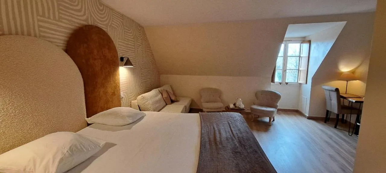 Bedroom, Bed in Logis Hostellerie des Clos et restaurant Bistrot des grands crus et Maison de la tour Chablis