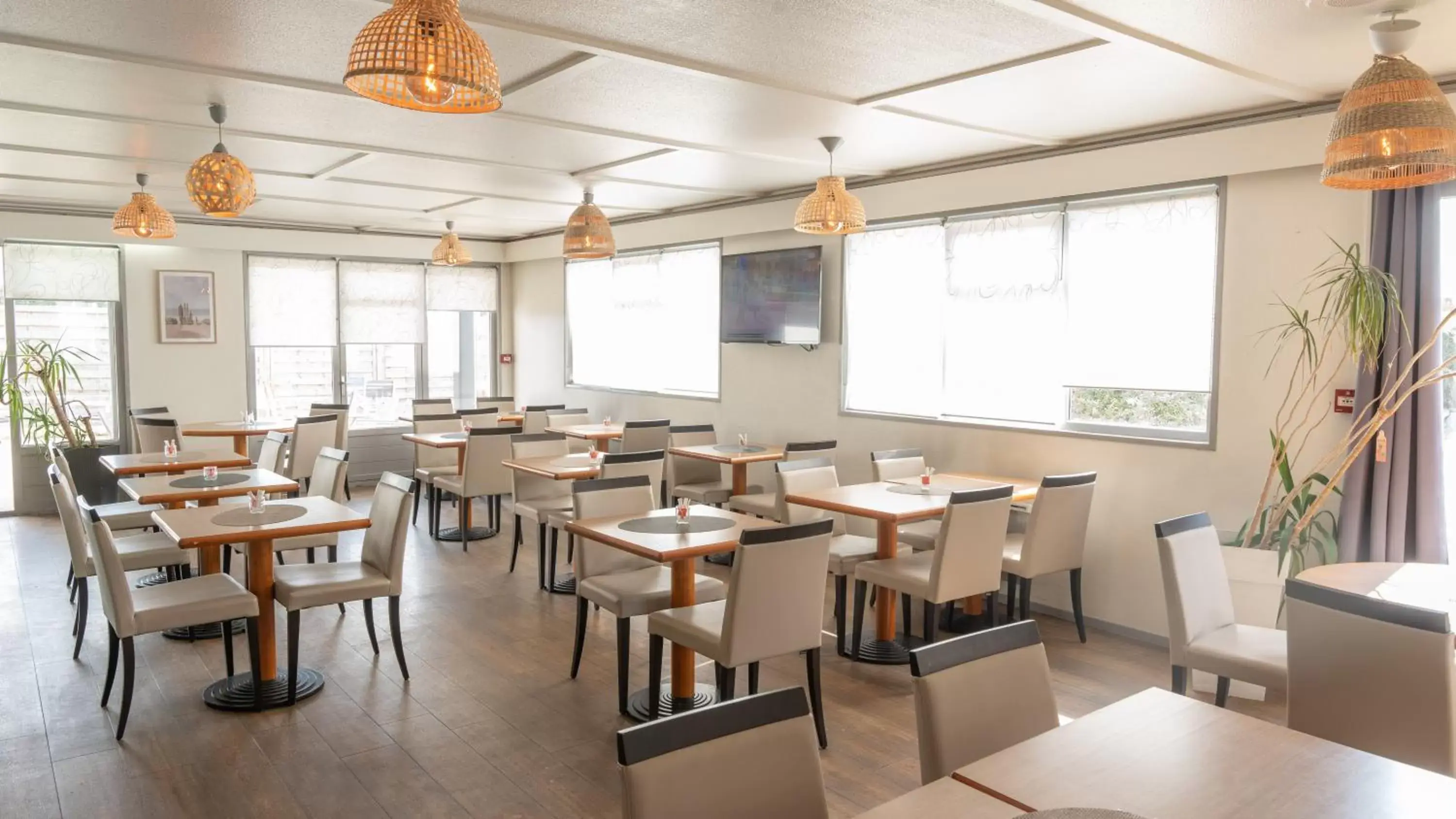 Communal lounge/ TV room, Restaurant/Places to Eat in Hotel Inn Design La Rochelle