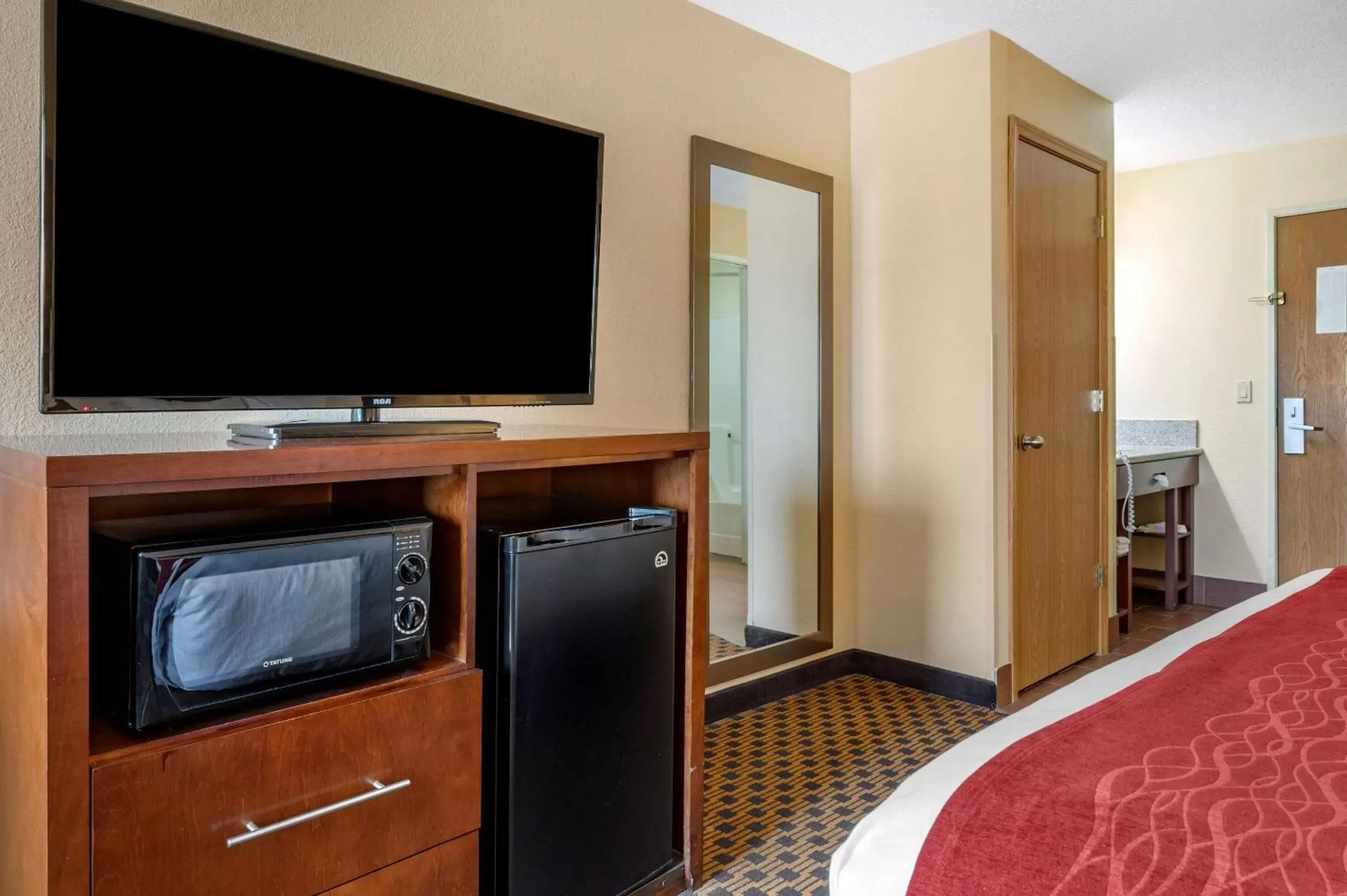 Photo of the whole room, TV/Entertainment Center in Comfort Inn Joliet West I-80