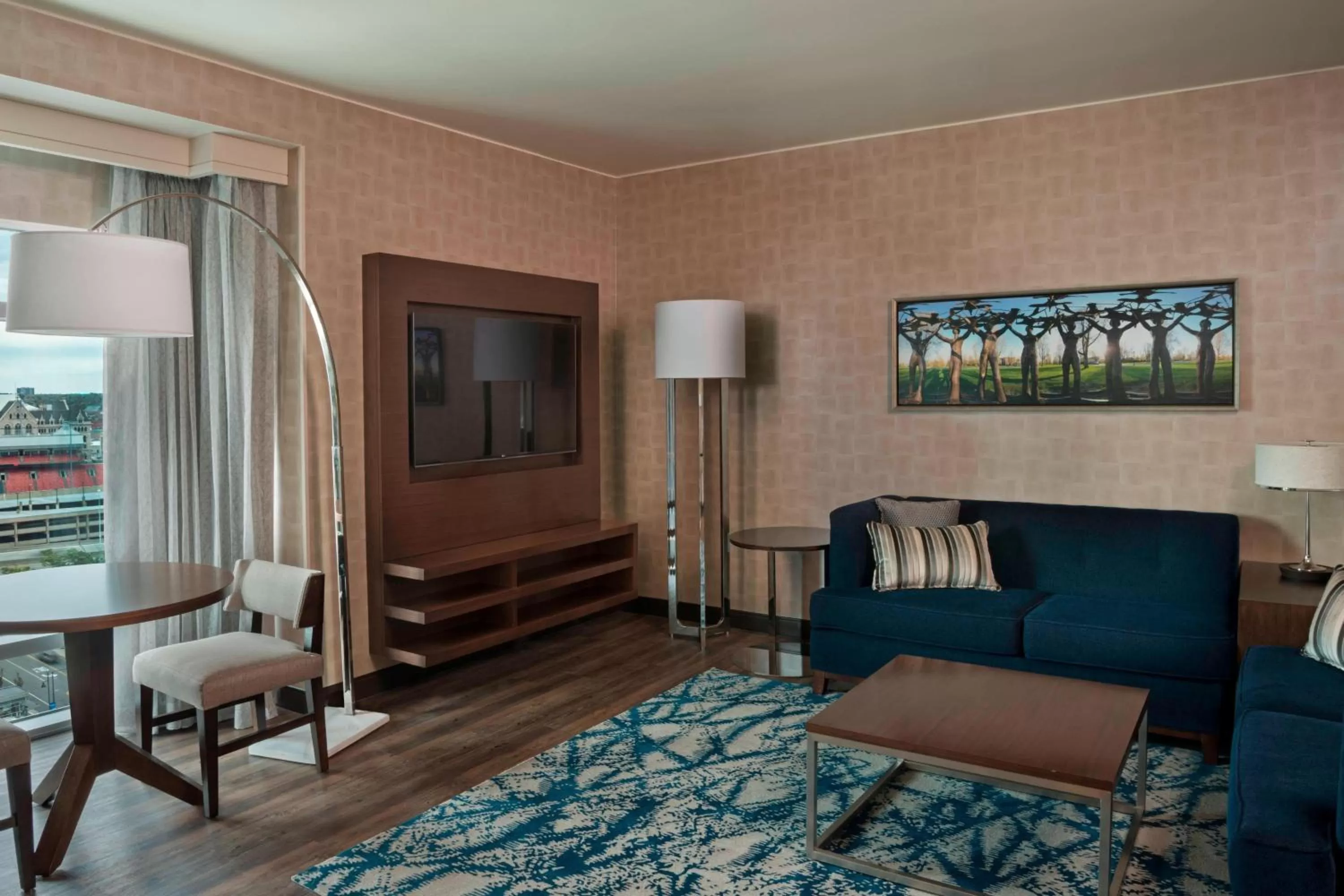 Living room in Buffalo Marriott at LECOM HARBORCENTER