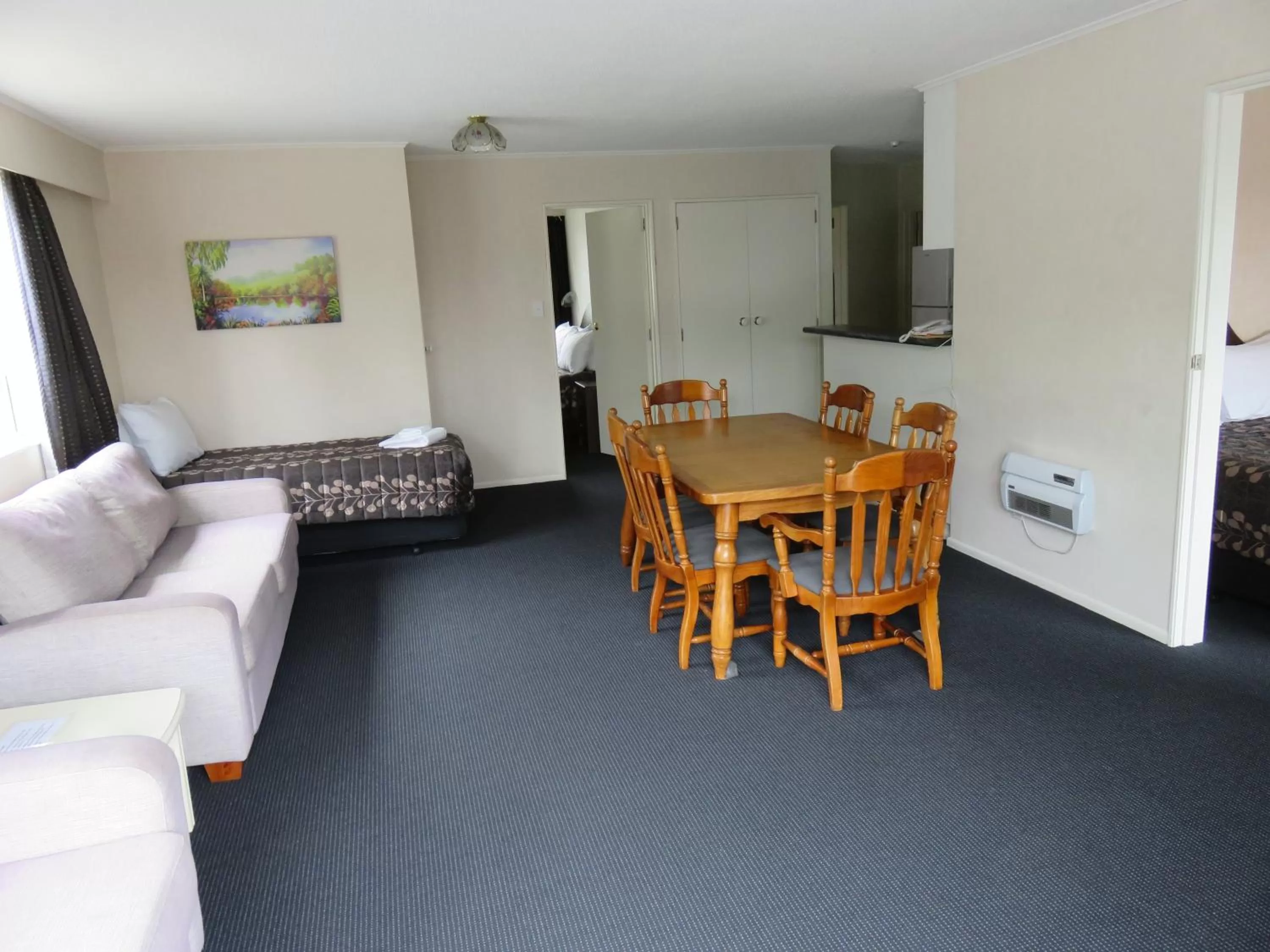 Kitchen or kitchenette in Admirals Motor Lodge