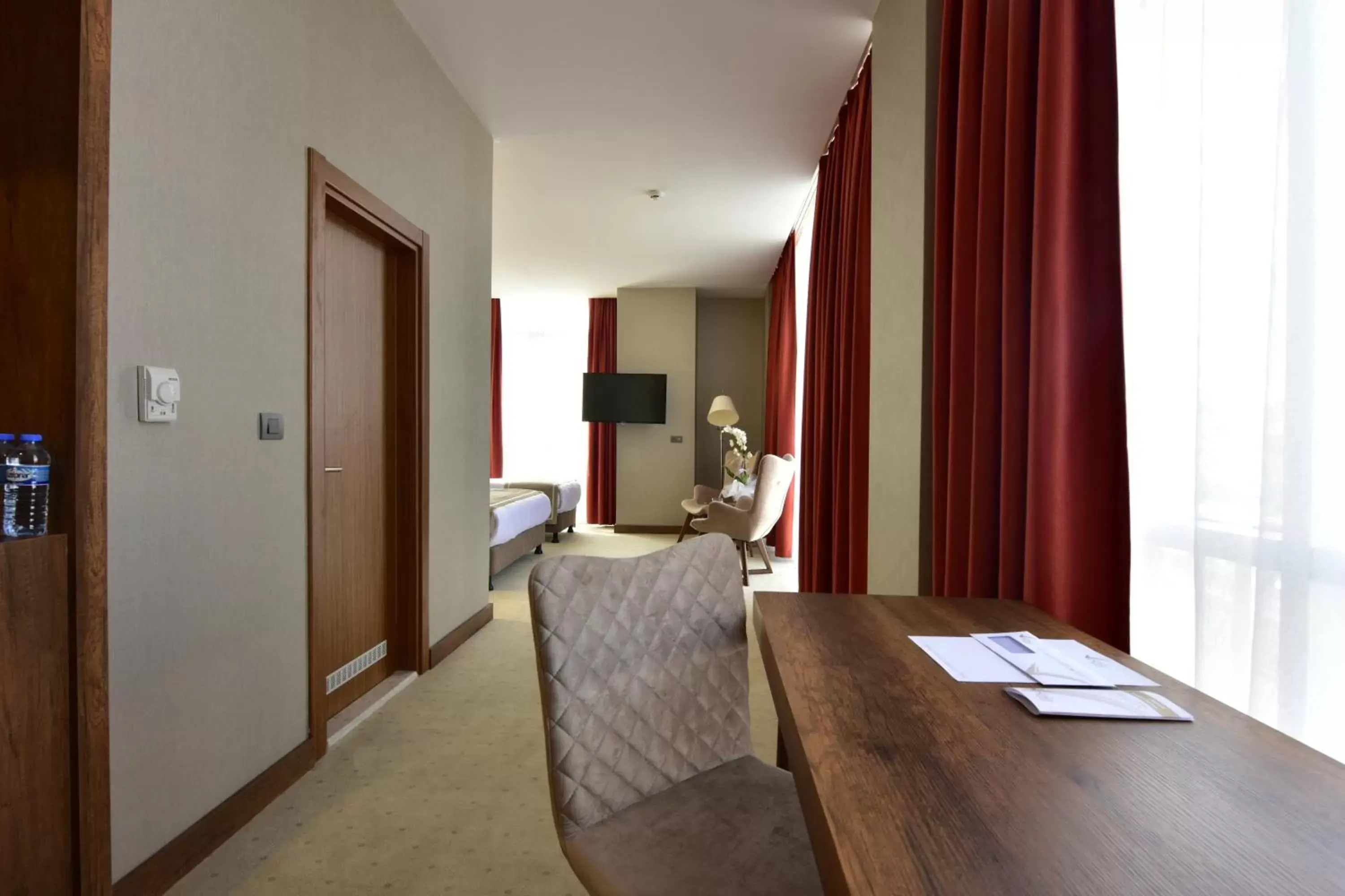 Bedroom, TV/Entertainment Center in Vespia Hotel