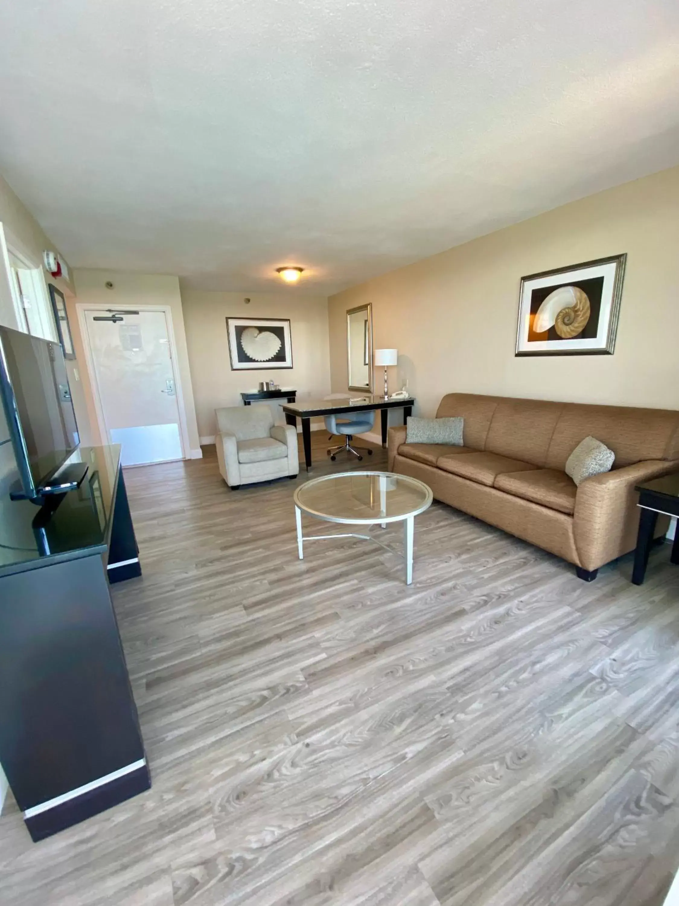 Living room, Seating Area in Radisson Suite Hotel Oceanfront