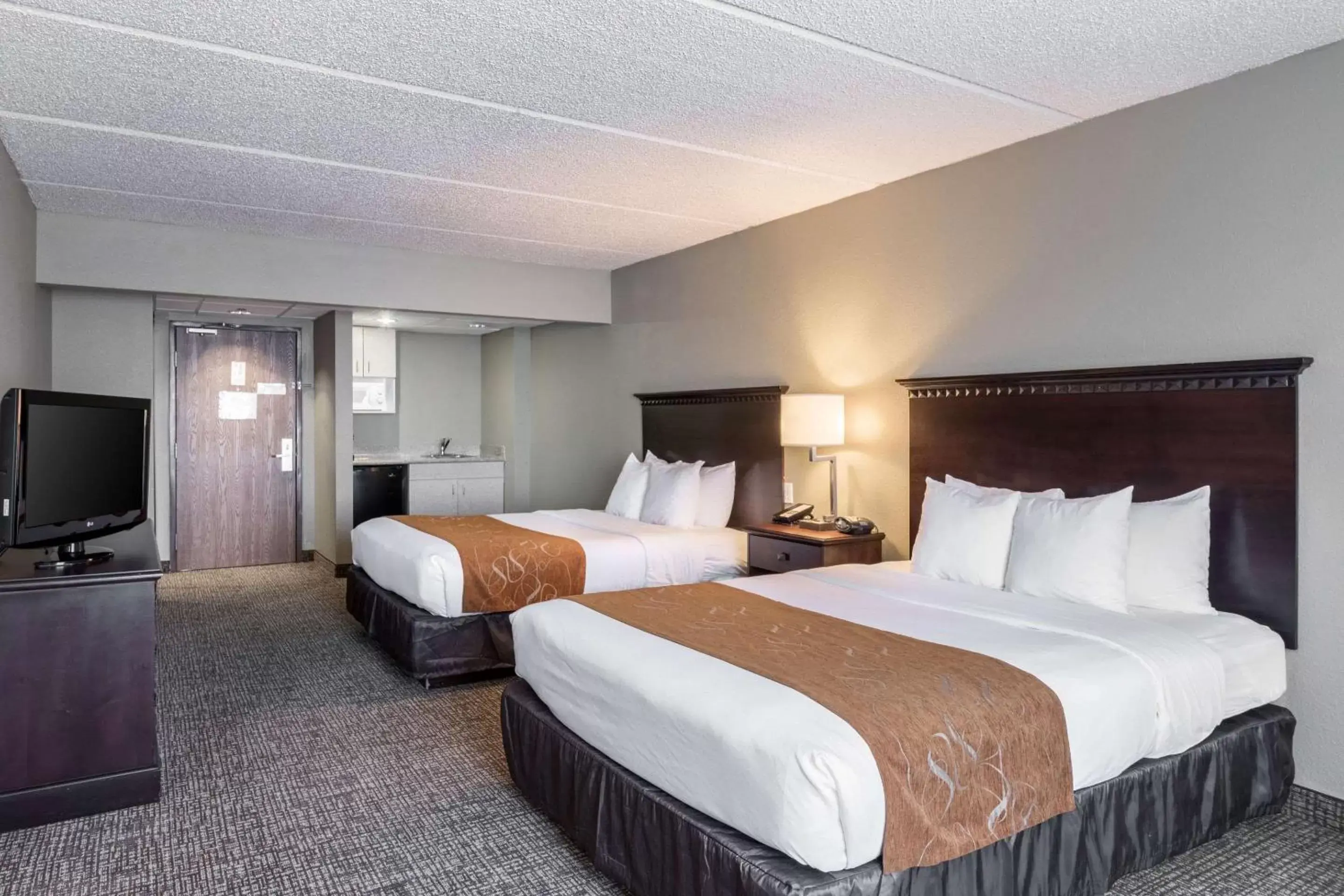 Photo of the whole room, Bed in Comfort Suites Austin Airport