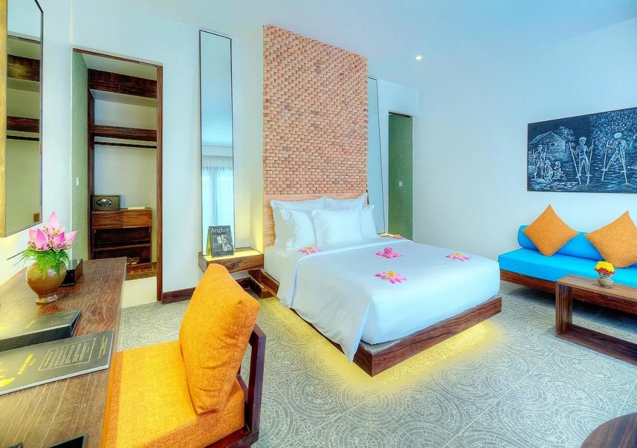 Photo of the whole room, Bed in Golden Temple Retreat