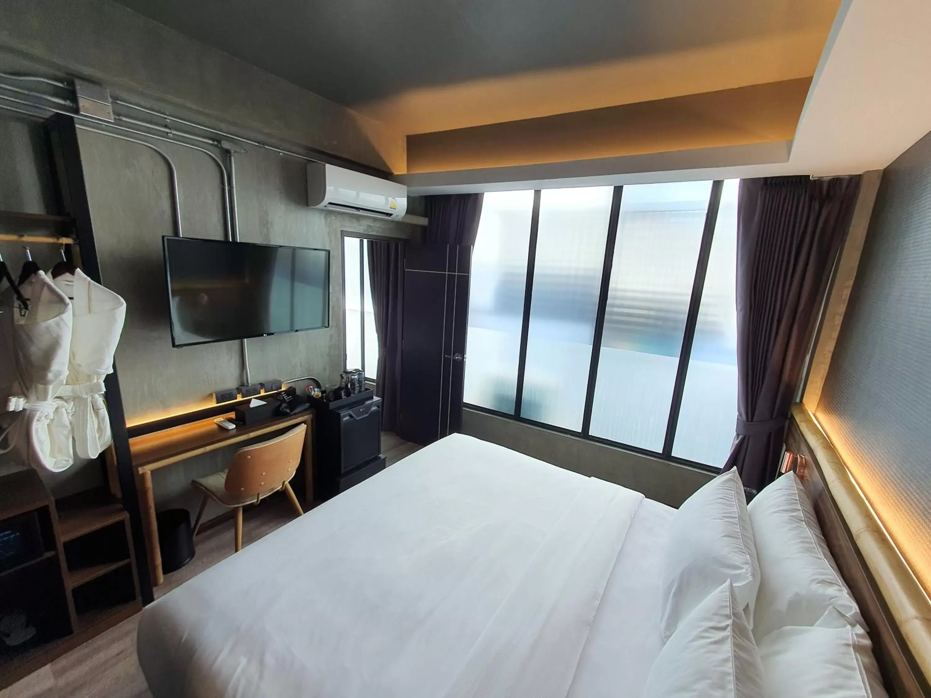 Photo of the whole room, Sea View in Hotel Ordinary Bangkok