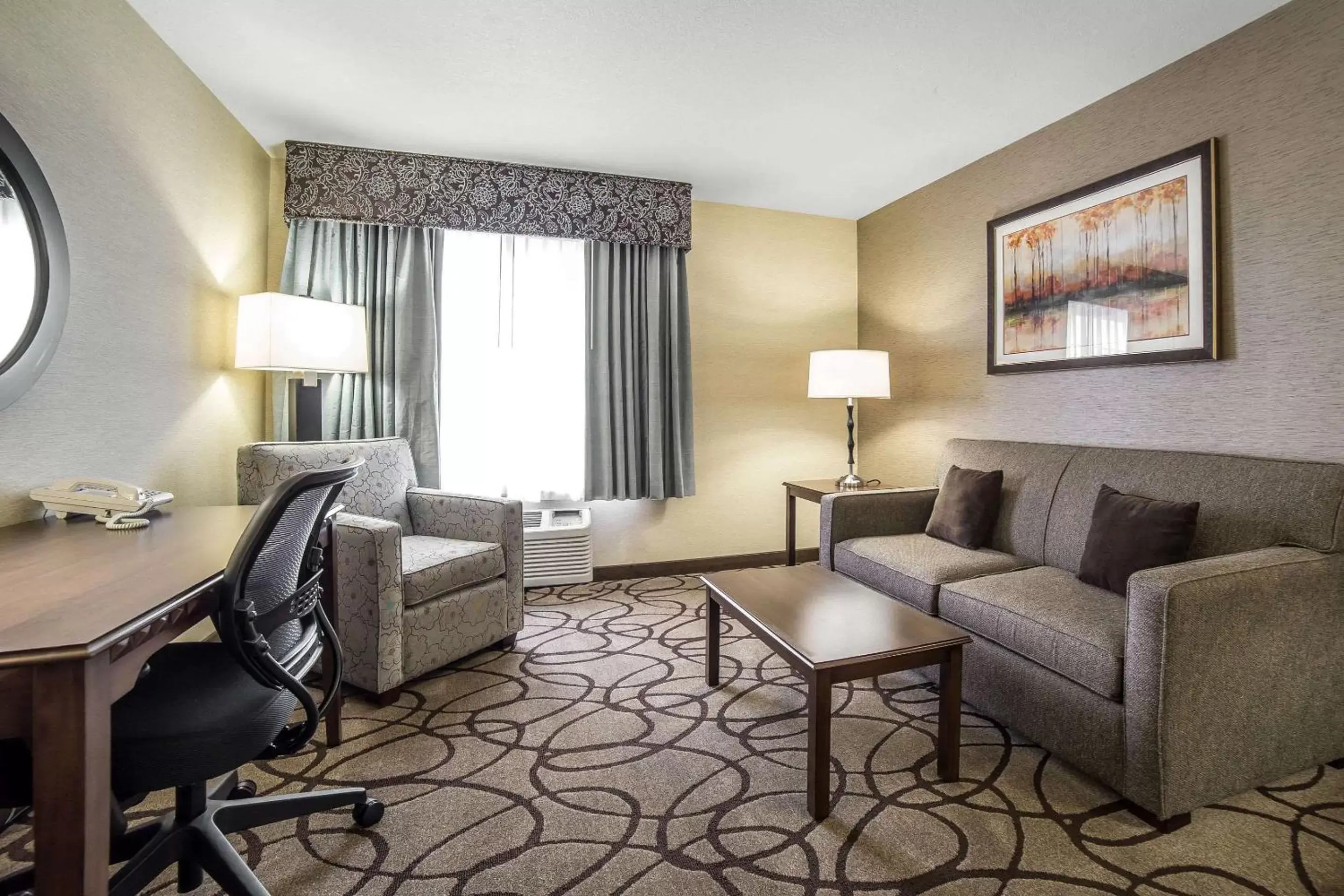 Photo of the whole room, Seating Area in Comfort Suites Airport Salt Lake City