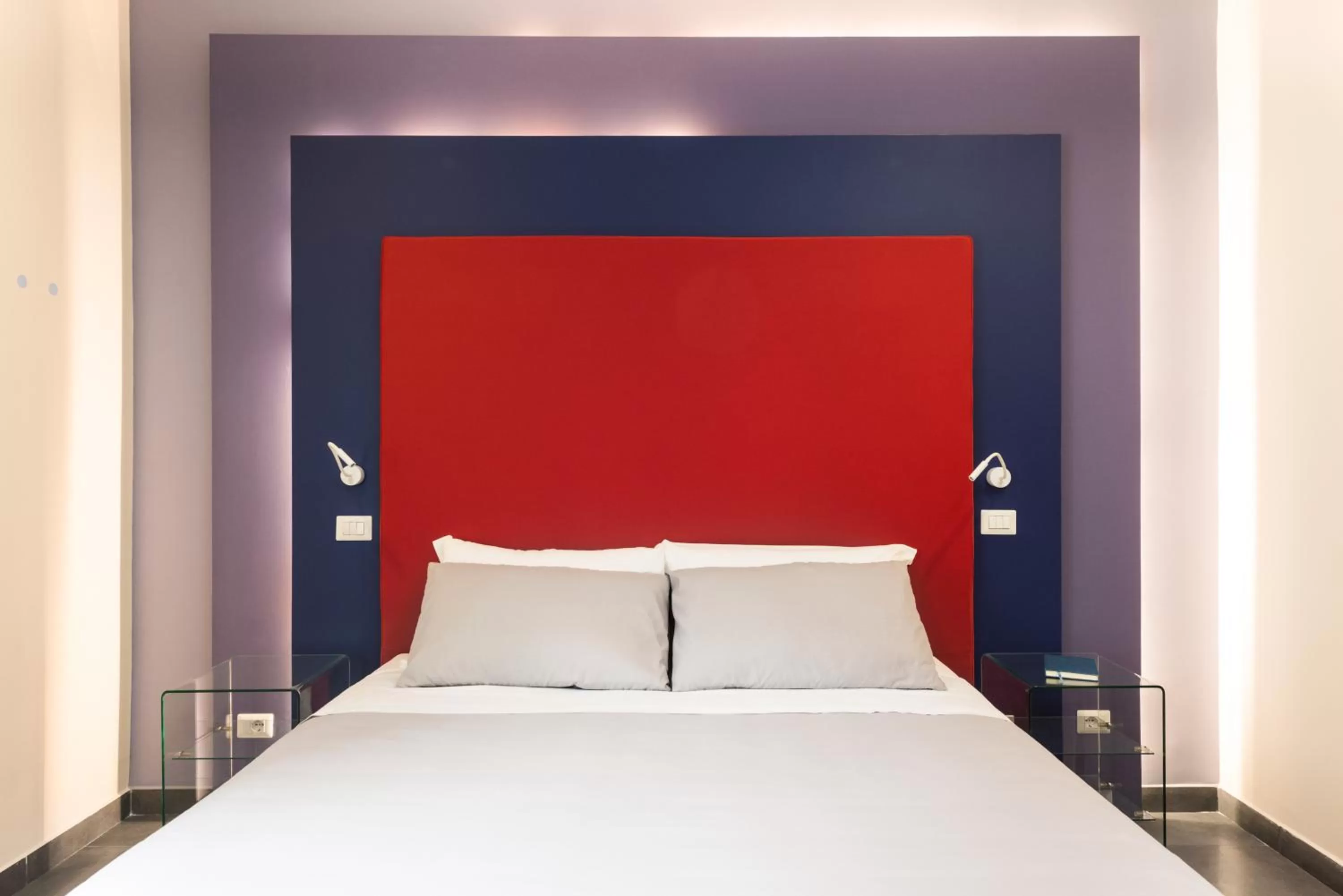 Bed in Circle in the Square