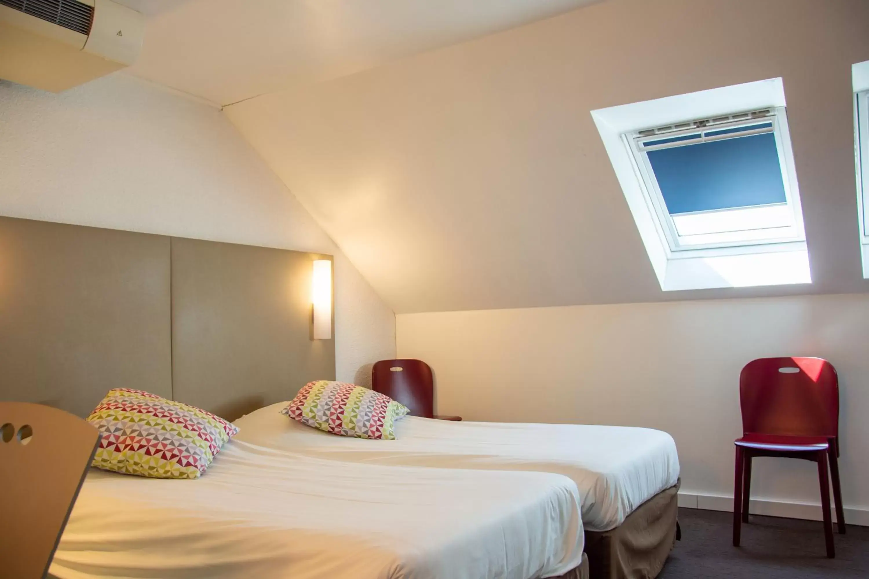 Bedroom, Bed in Campanile Dunkerque Sud - Loon Plage